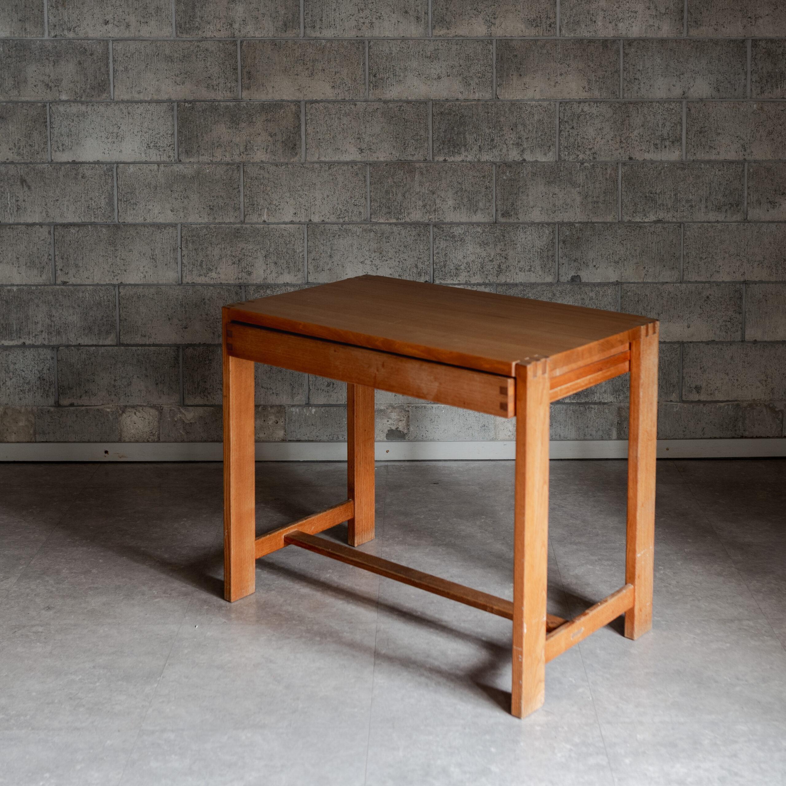 Console table, model B03, by Pierre Chapo.
A representative example of Chapo’s structural design, featuring his signature joinery and balanced proportions.