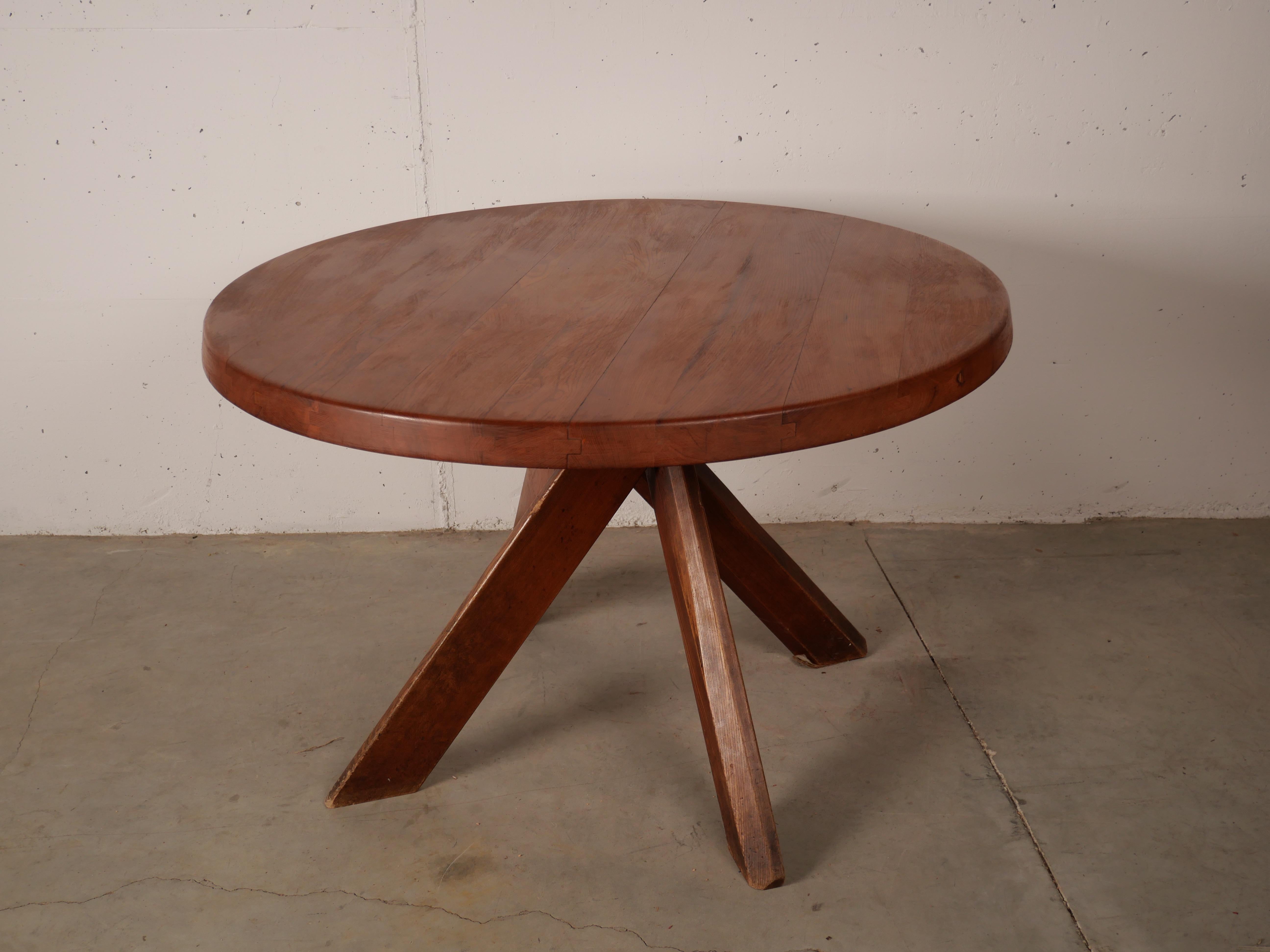 Cette table est une commande spéciale réalisée par Pierre Chapo pour un client:: le diamètre du plateau est de 110 cm avec 4 pieds:: dans un bel état de patine. La forme de la base crée un aspect très ouvert et en fait un objet qui rend un espace