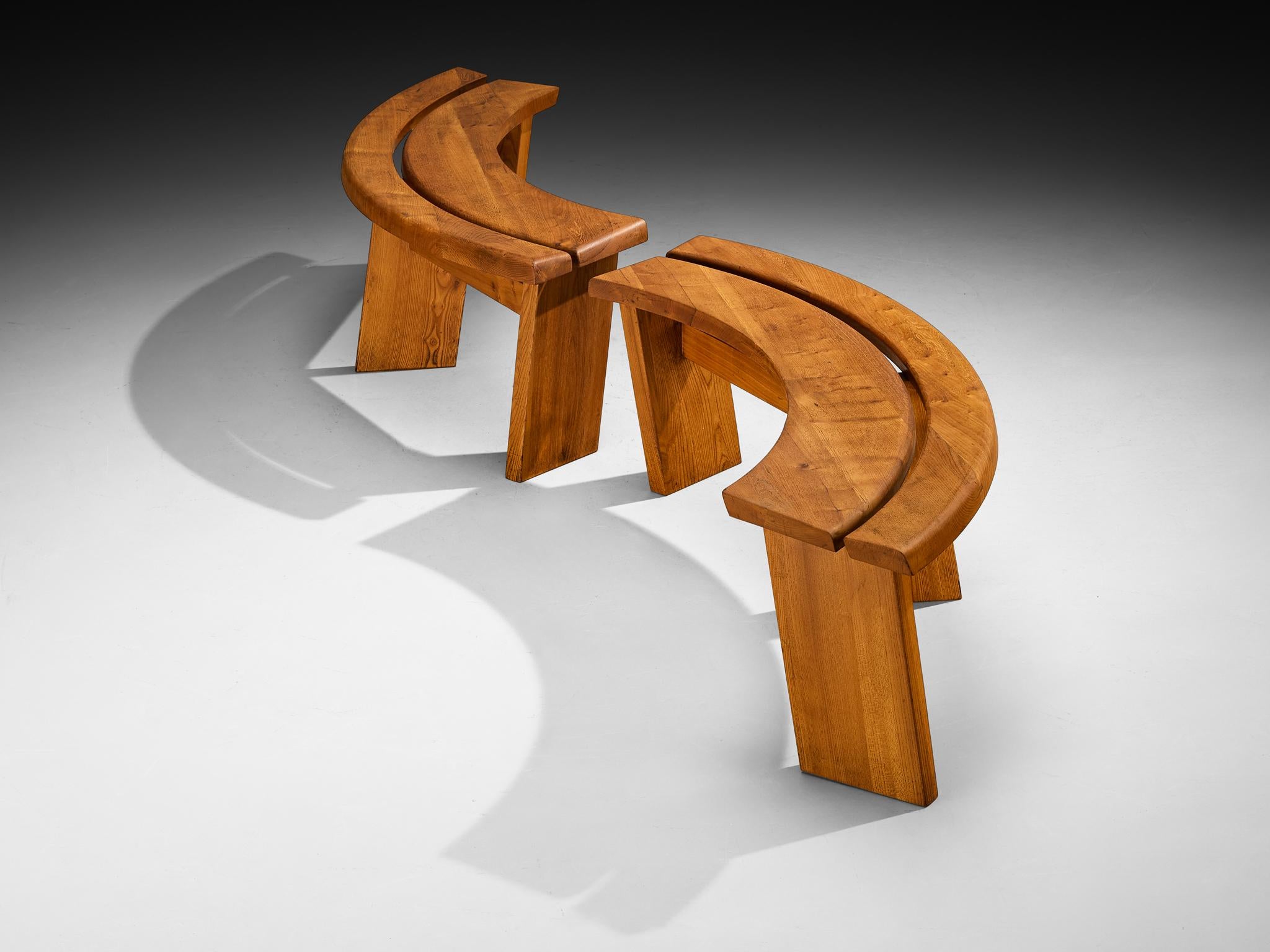 Pierre Chapo, bancs, modèle 'S38A', orme, France, années 1960

Ce magnifique design est l'œuvre du célèbre Français Pierre Chapo. Lorsqu'ils sont placés ensemble, ces bancs sculpturaux forment une composition gracieuse et incurvée, à la fois