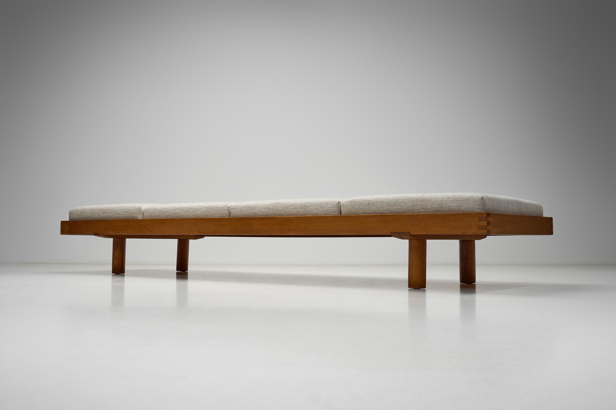 Pierre Chapo Elm “L09H” Daybed with Four Cushions, France 1960s For Sale 4