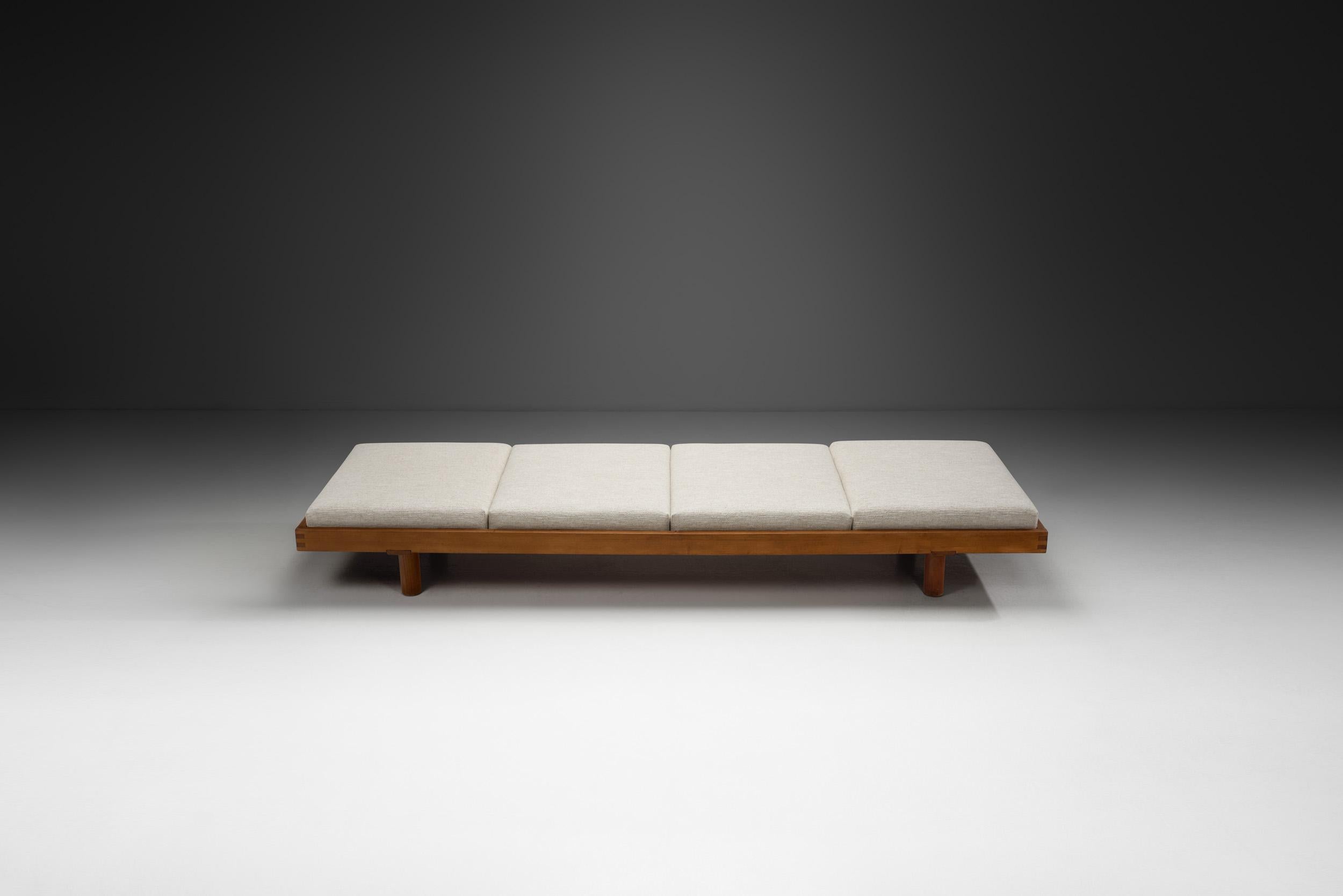 Mid-Century Modern Pierre Chapo Elm “L09H” Daybed with Four Cushions, France 1960s For Sale