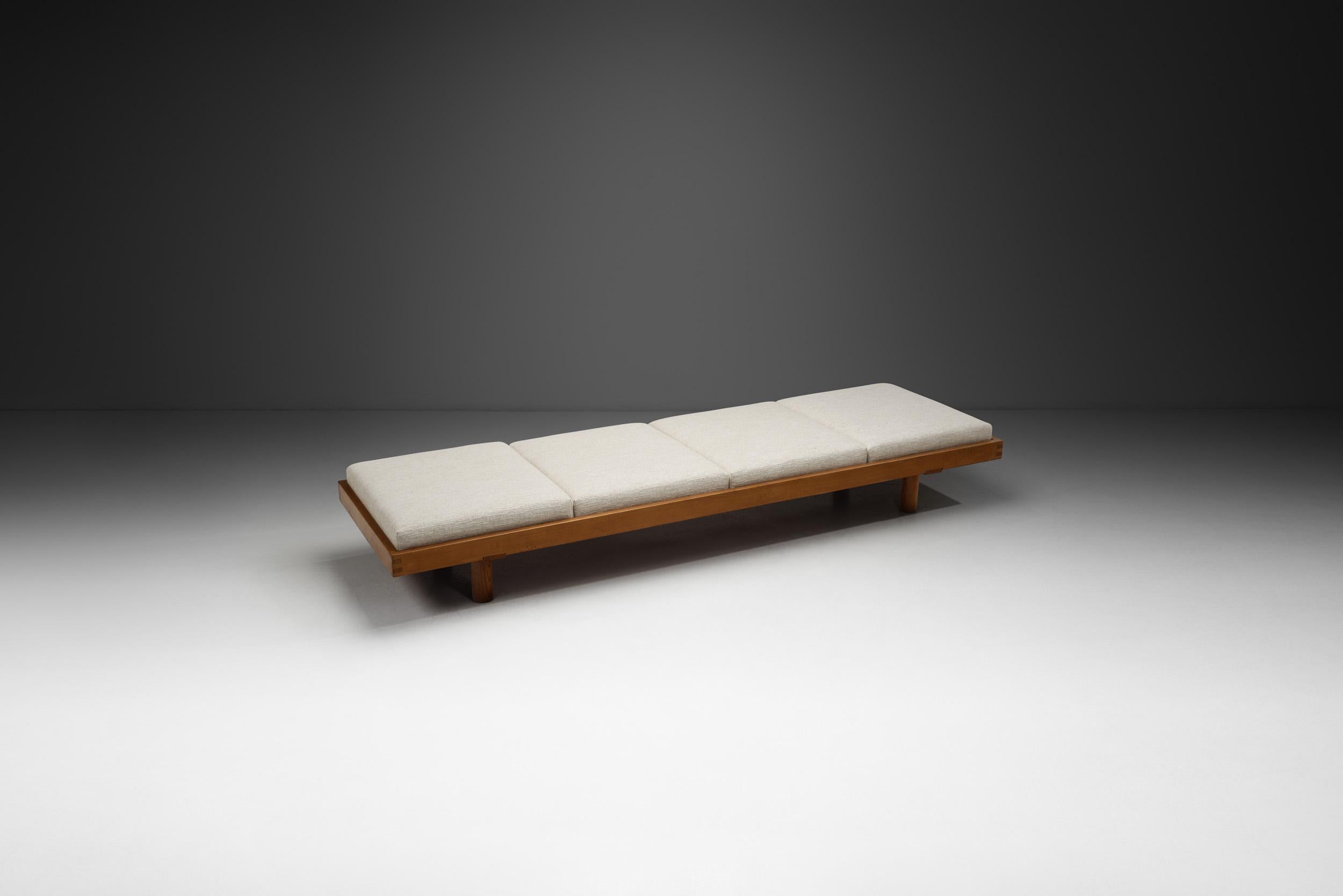 Pierre Chapo Elm “L09H” Daybed with Four Cushions, France 1960s In Good Condition For Sale In Utrecht, NL
