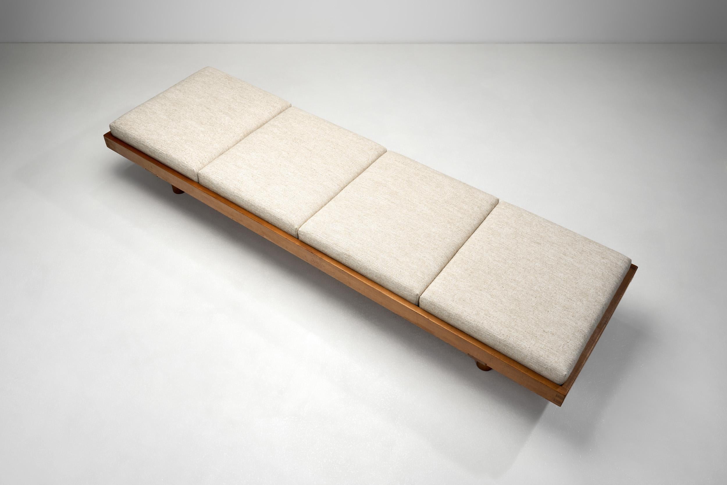 Mid-20th Century Pierre Chapo Elm “L09H” Daybed with Four Cushions, France 1960s For Sale