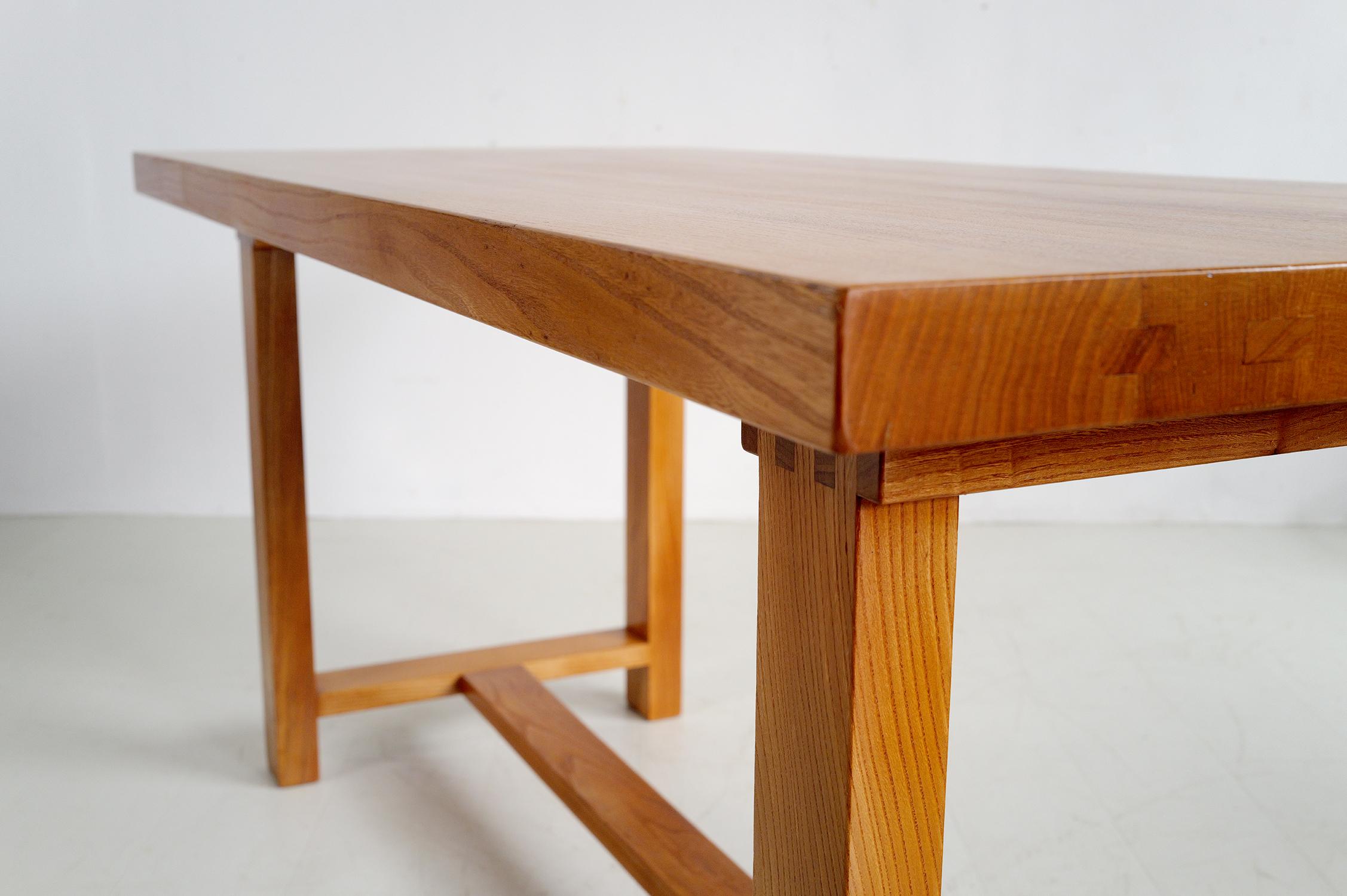 Édition ancienne en orme français de la table T01 de Pierre Chapo, France 1975. La sobriété du design met en valeur la beauté des assemblages et de l'Orme, ses proportions lui permettent d'accueillir 6 personnes ou d'être utilisé comme bureau. Très