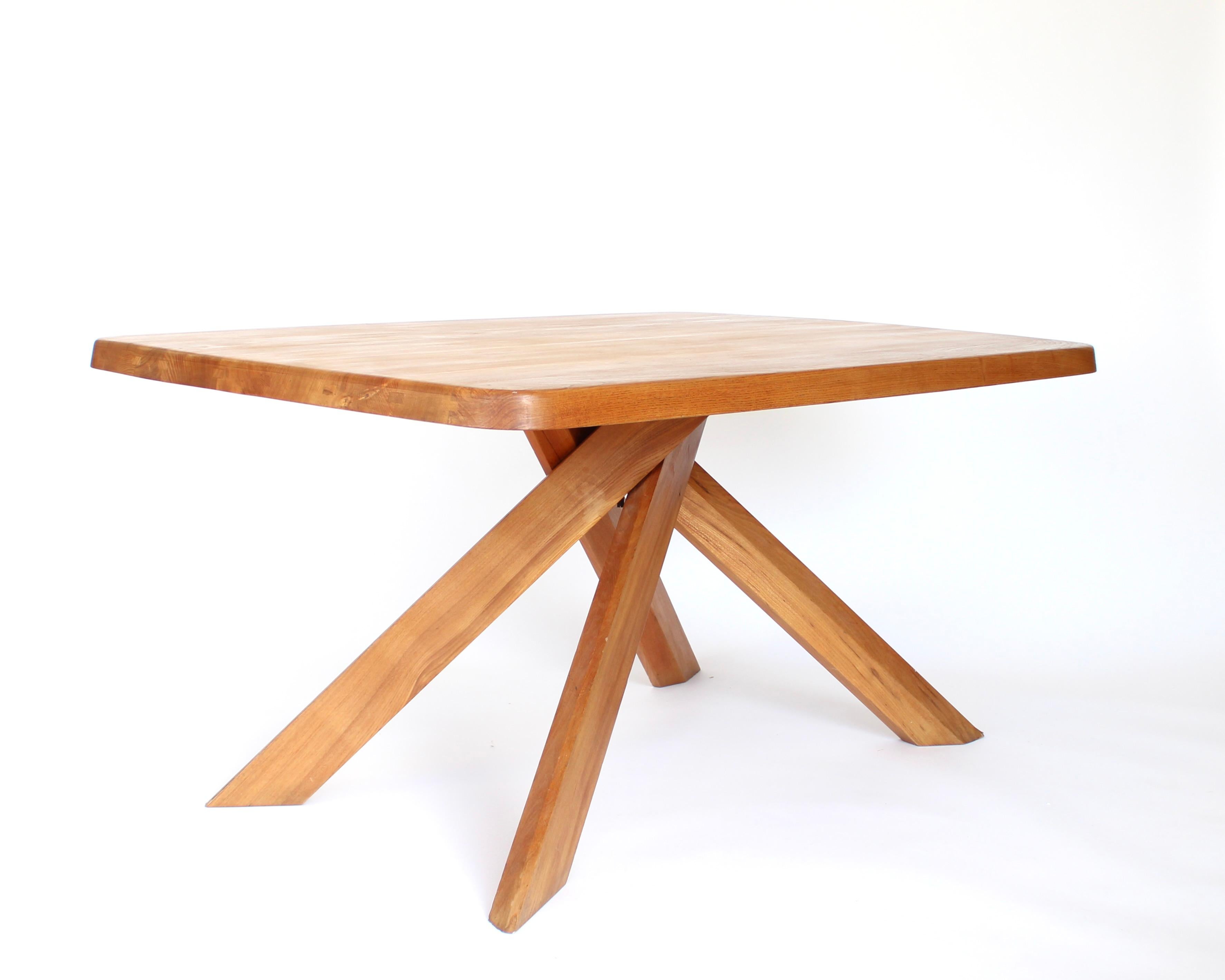 Cette table est l'une des premières éditions conçues par Pierre Chapo, connu pour son utilisation caractéristique du bois d'orme massif et pour son engagement en faveur de principes de conception et de construction purs et épurés.La base intrigante