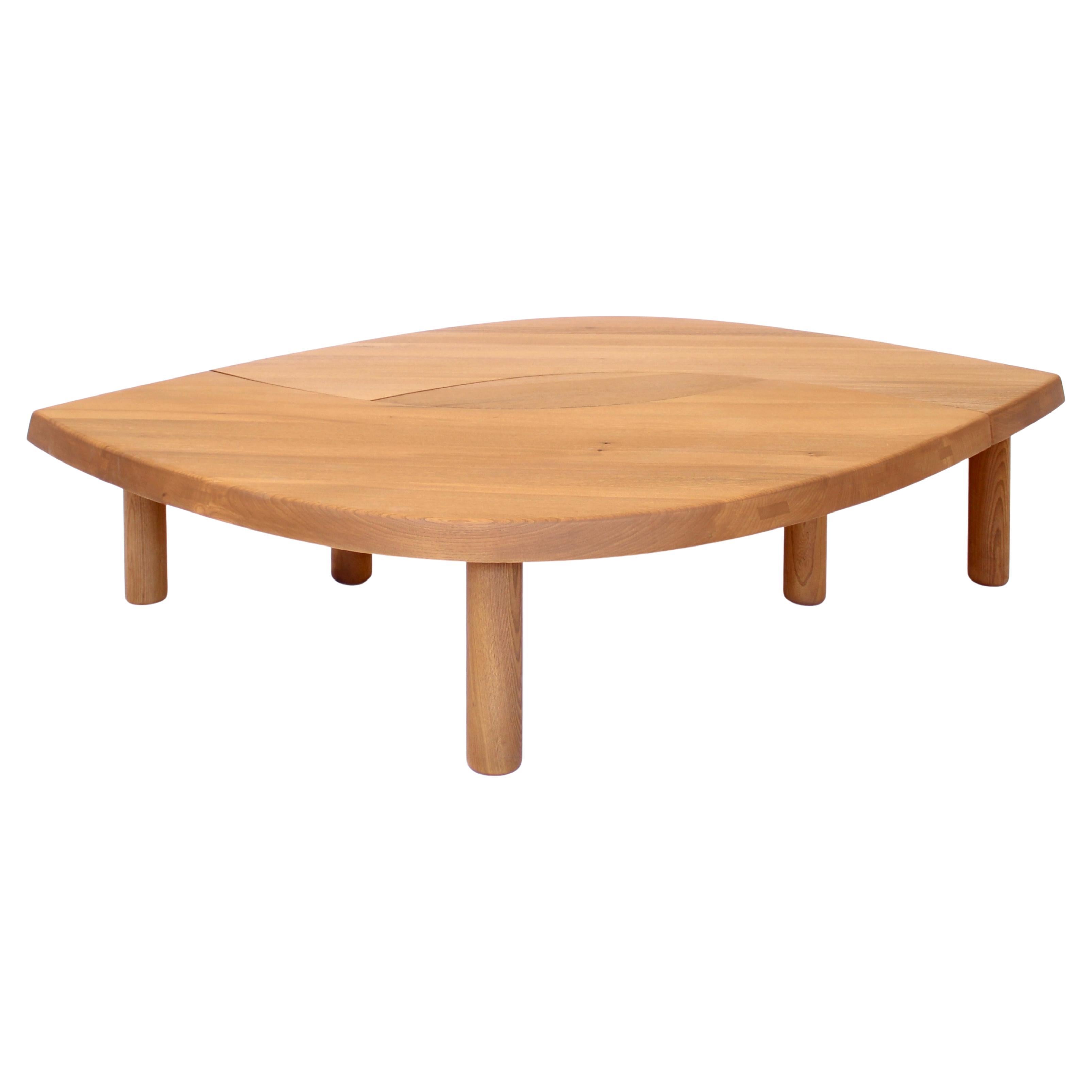 Pierre Chapo Couchtisch aus Ulmenholz, Modell T22 C circa 1972.
Es handelt sich um ein schönes Vintage-Exemplar, nicht um die aktuelle Produktion. 
Erstklassiger Zustand. Auf jeder Strebe ist ein kleines Ösenstück mit der Nummer 6 eingestanzt.