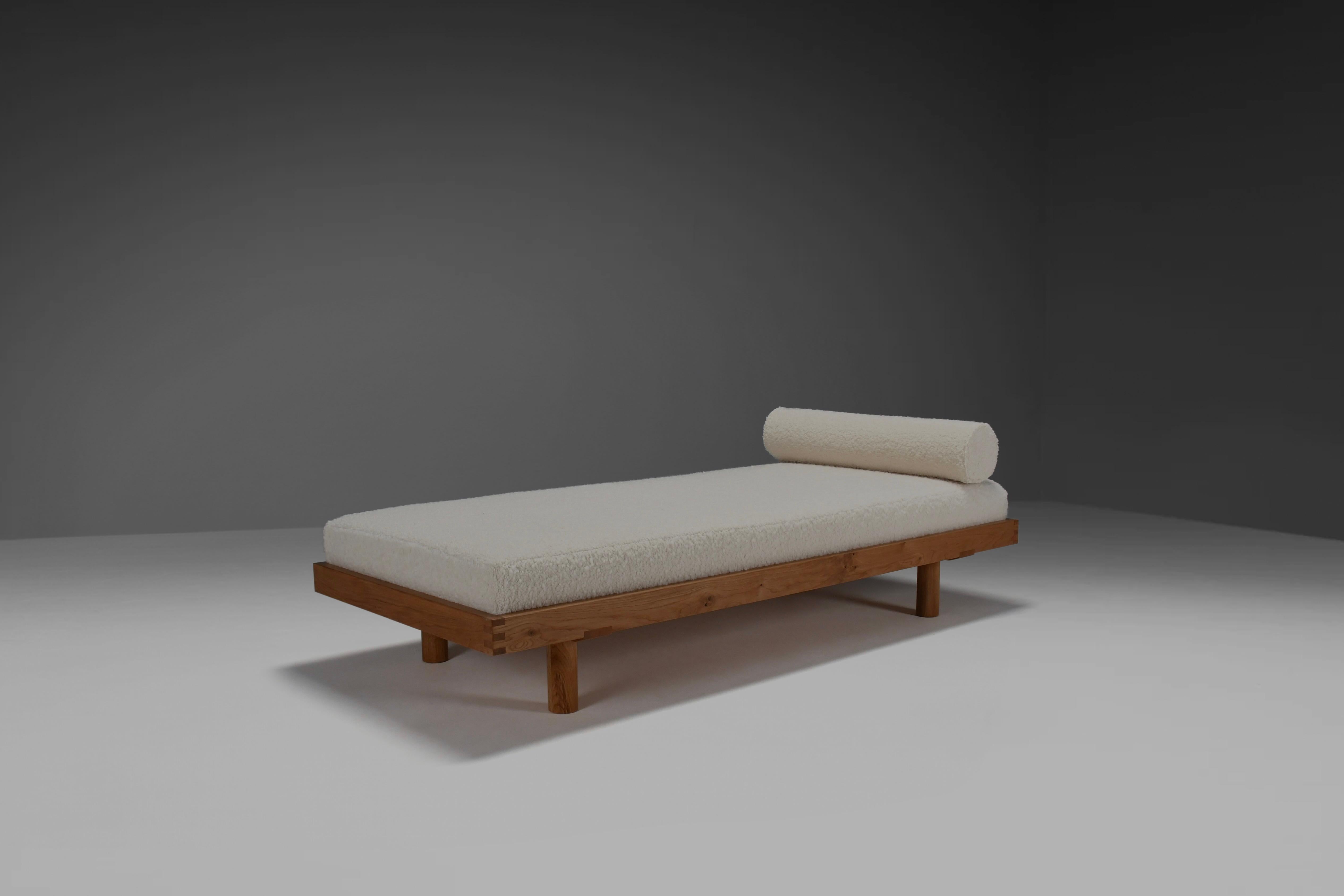Cama de día L01 de Pierre Chapo en muy buen estado.

El sofá cama se caracteriza por su diseño sobrio y sus líneas sencillas. De madera de roble, con las características juntas de caja en las esquinas. Esta versión de madera de roble es bastante