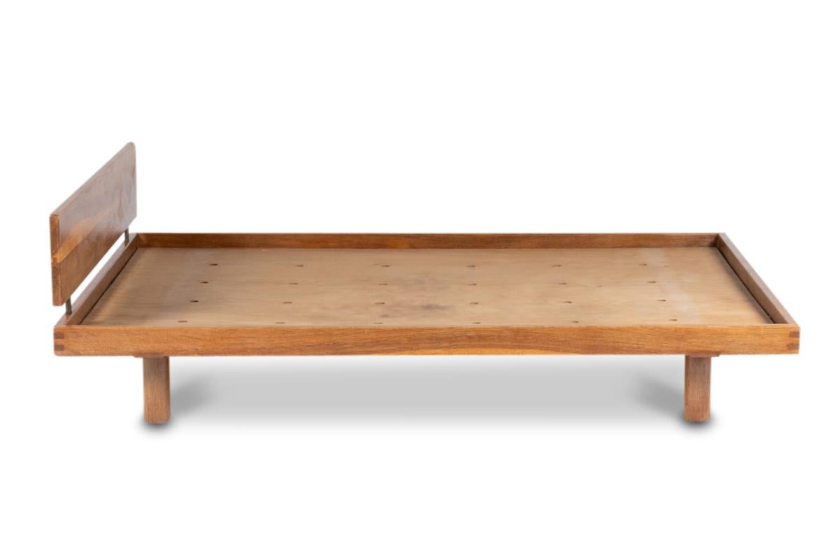 Pierre Chapo, by.

Bed in natural blond oak, Godot model, or L01 J. Assembly with straight tails, straight base.

French work realized in the 1960s.

Dimensions: H 45 x W 146 x D 196 cm

Reference: LS51171807C

Pierre Chapo (1927-1987) is a French