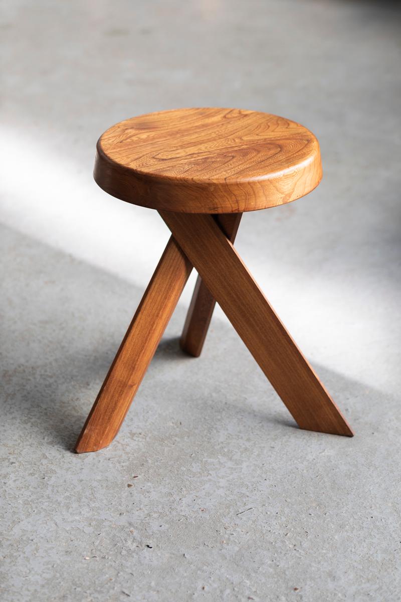 Pierre Chapo’s iconic S31 stool, created in France in 1974. Perhaps the most sought-after stool of the era, testifying the architectural form-language of Chapo’s work. The design plays on the assembly of three converging legs and manages to achieve