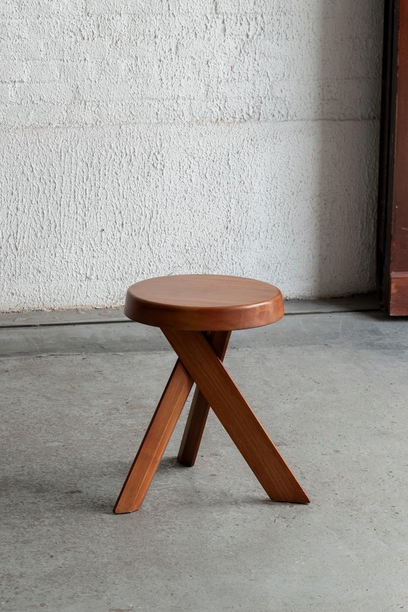 Pierre Chapo’s iconic S31 stool, created in France in 1974. Perhaps the most sought-after stool of the era, testifying the architectural form-language of Chapo’s work. The design plays on the assembly of three converging legs and manages to achieve