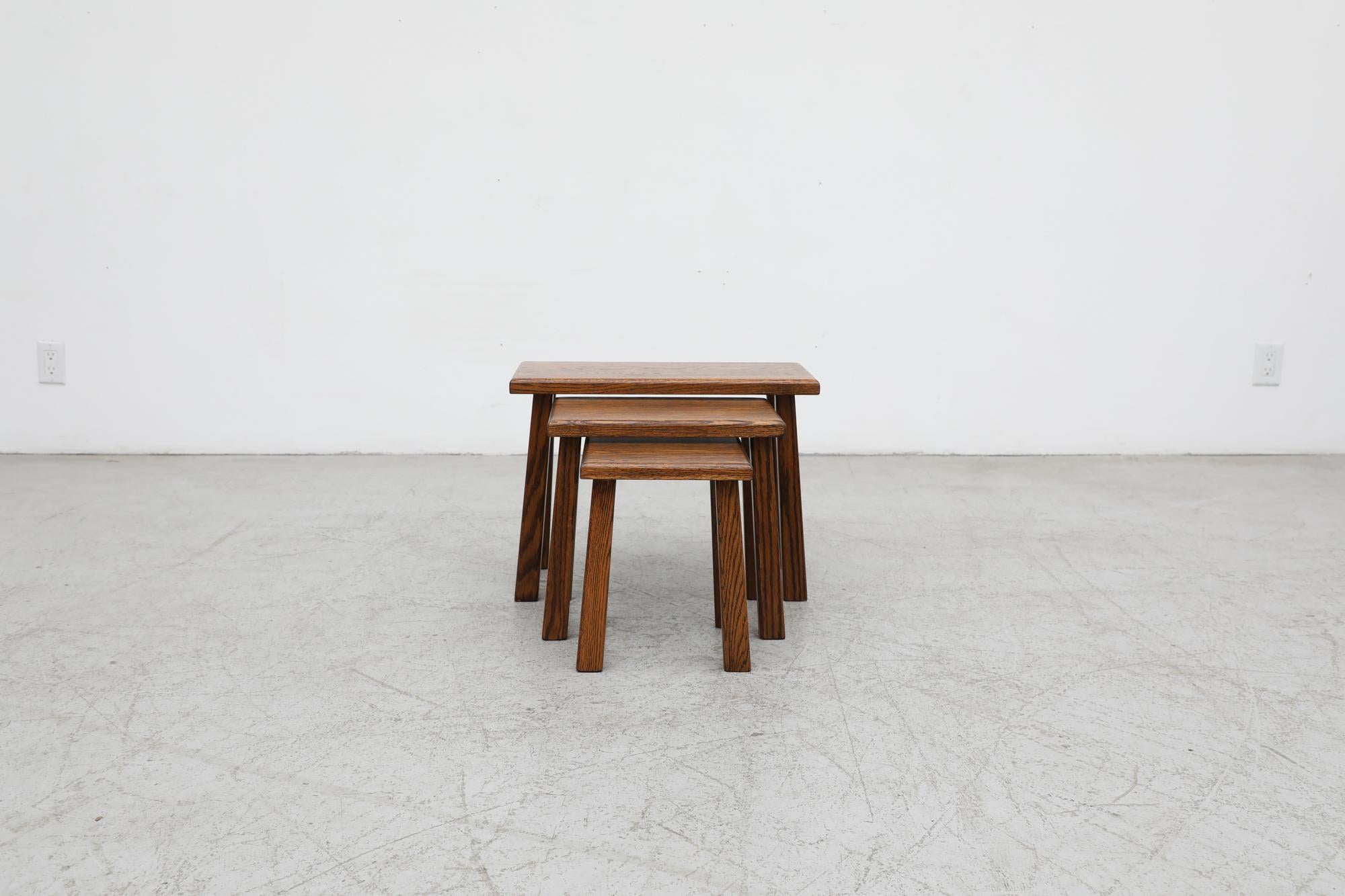 3er-Set von Pierre Chapo inspirierter Brutalismus-Tische aus dunkler Eiche mit hohen, quadratischen Beinen. Die Eiche hat eine schöne, tigerstreifenartige Maserung. In ursprünglichem Zustand mit Abnutzungserscheinungen und etwas sichtbarer Patina,