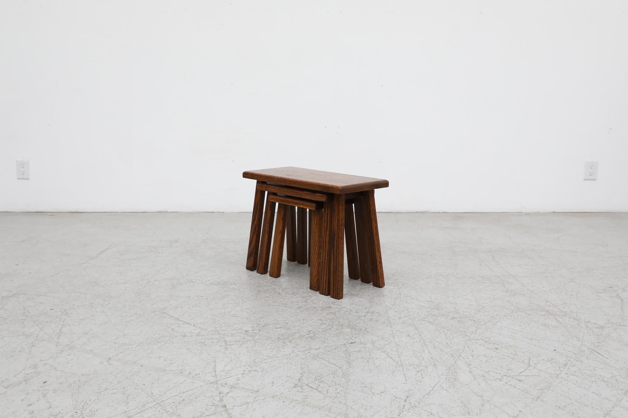 Mid-Century Modern Tables gigognes brutalistes en chêne foncé inspirées de Pierre Chapo avec grain de tigre en vente