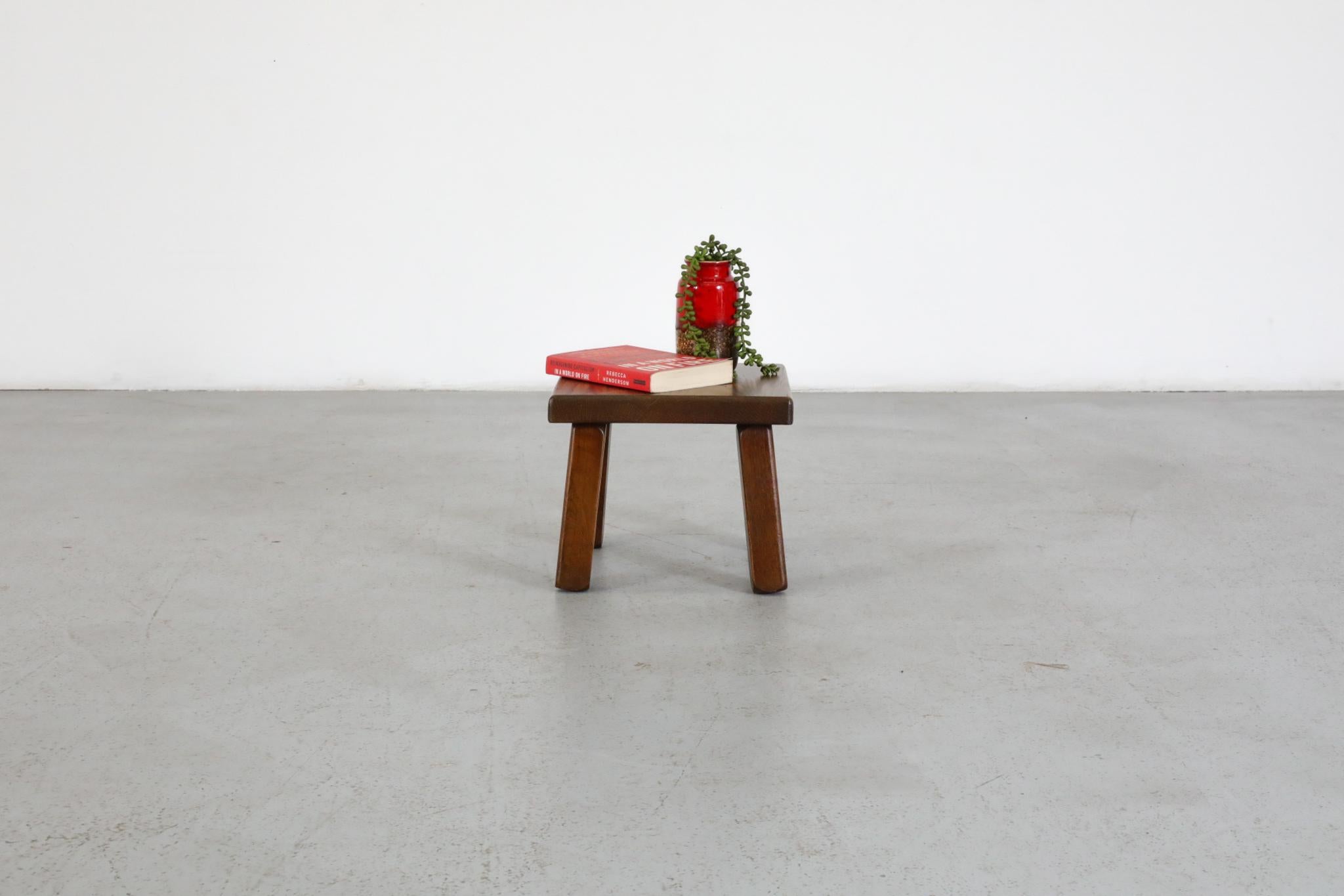 Table d'appoint ou tabouret en chêne brutaliste de style Pierre Chapo, au grain large et aux pieds épais. Can peut également servir de petit marchepied, mais il n'est pas recommandé de l'utiliser pour supporter le poids d'un adulte. Légèrement