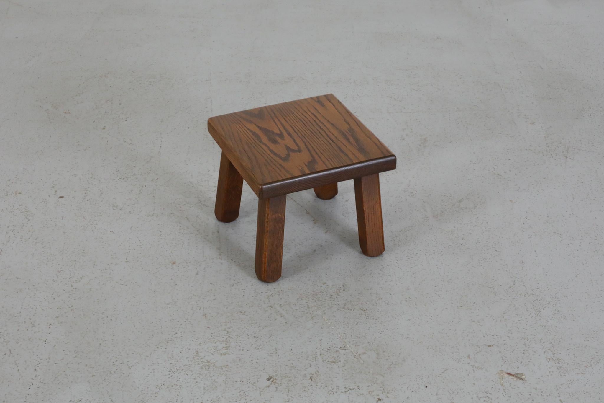 Chêne Table d'appoint ou tabouret brutaliste d'inspiration Pierre Chapo avec pieds épais en vente