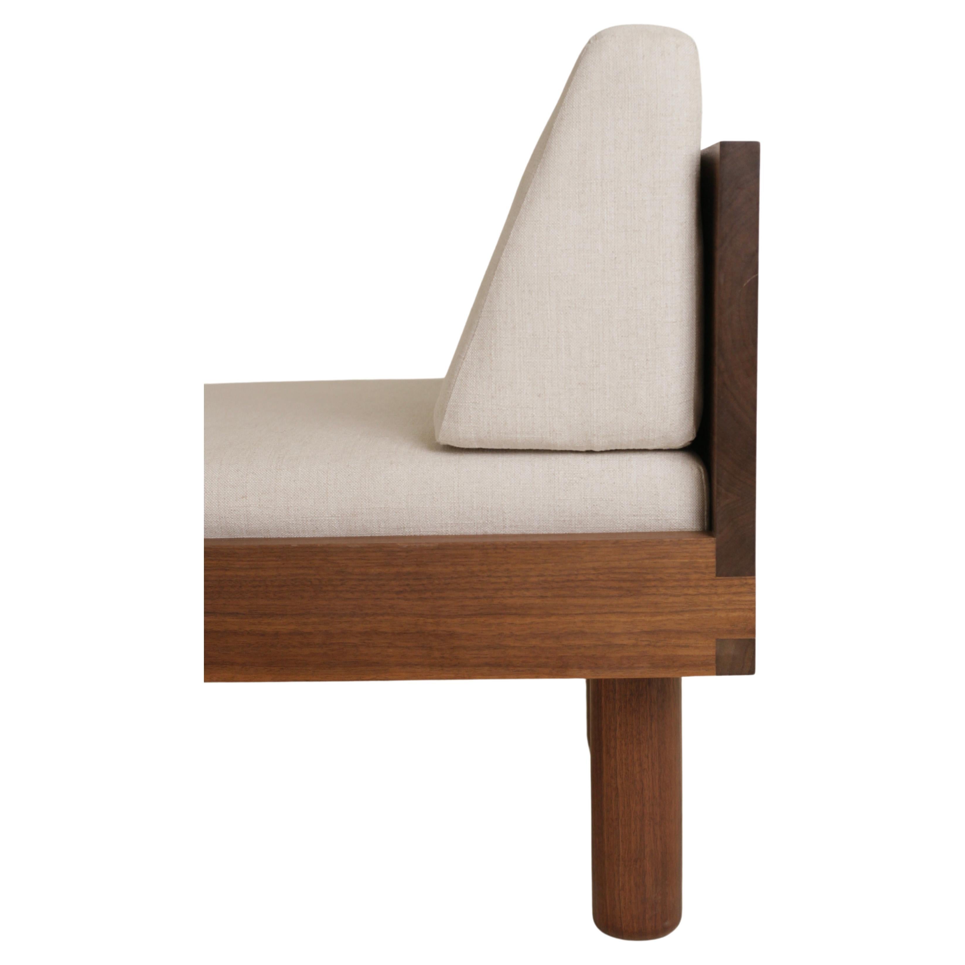 Pierre Chapo inspirierter Sessel ohne Armlehne, gepolstert und in Nussbaumholz von Boyd & Allister (Handgefertigt) im Angebot