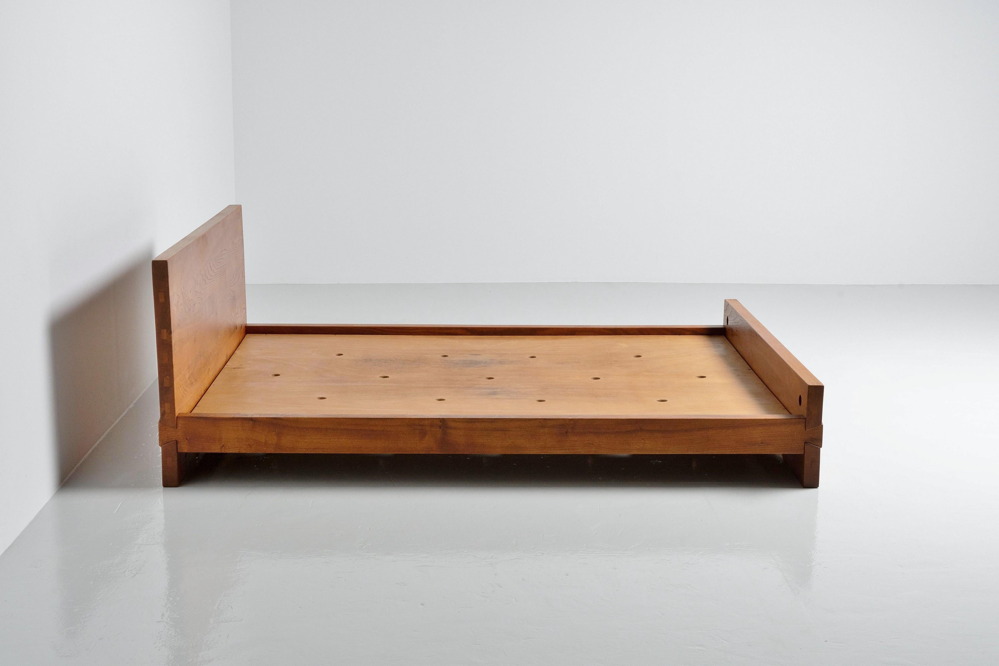 Pierre Chapo L02 B Louis Bed in Elm France 1965 In Good Condition In Roosendaal, Noord Brabant