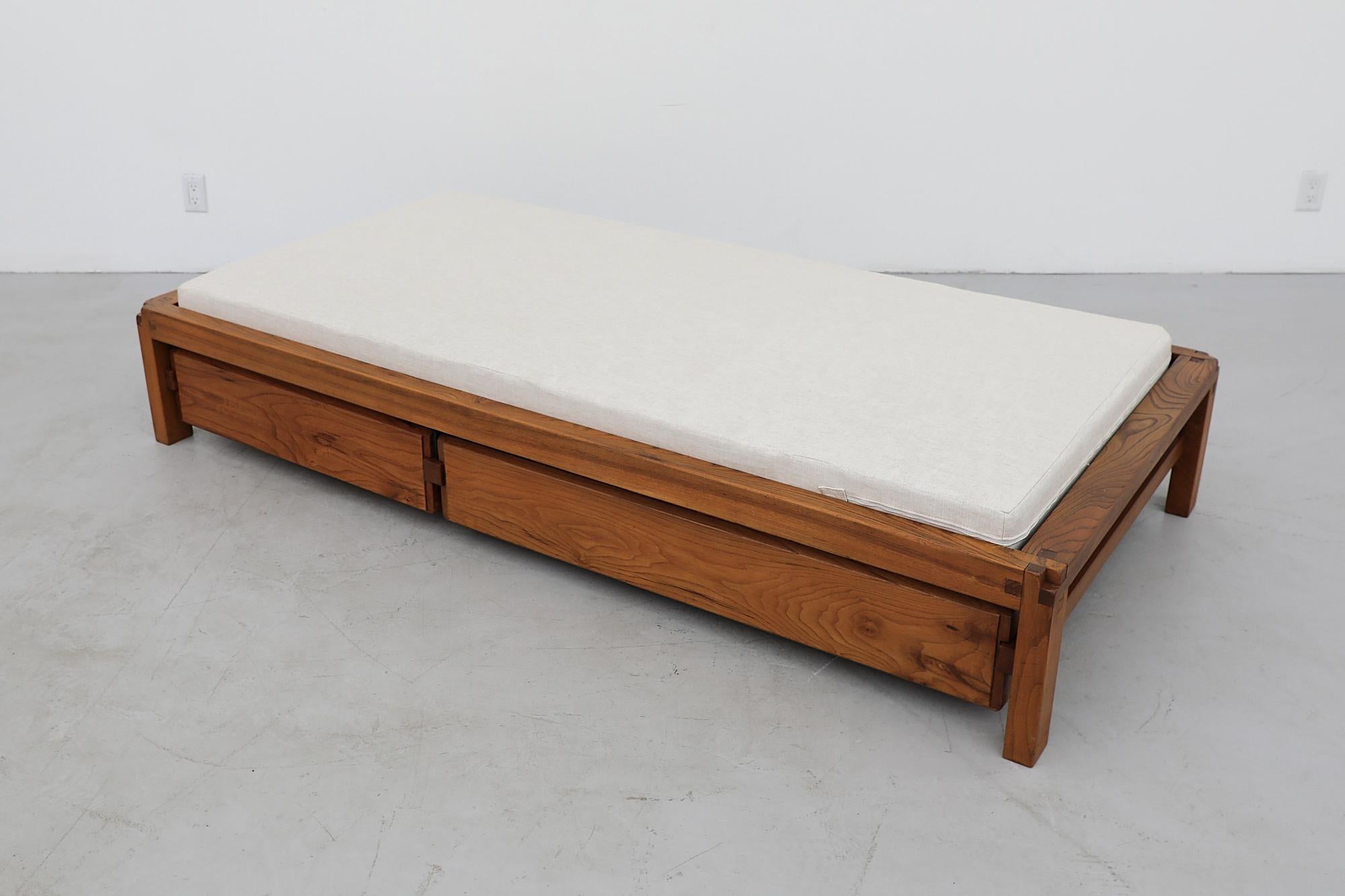 Pierre Chapo 'L03' Tagesbett aus Ulme mit Aufbewahrung und neu gefertigter Mattresse, 1960er Jahre im Angebot 3