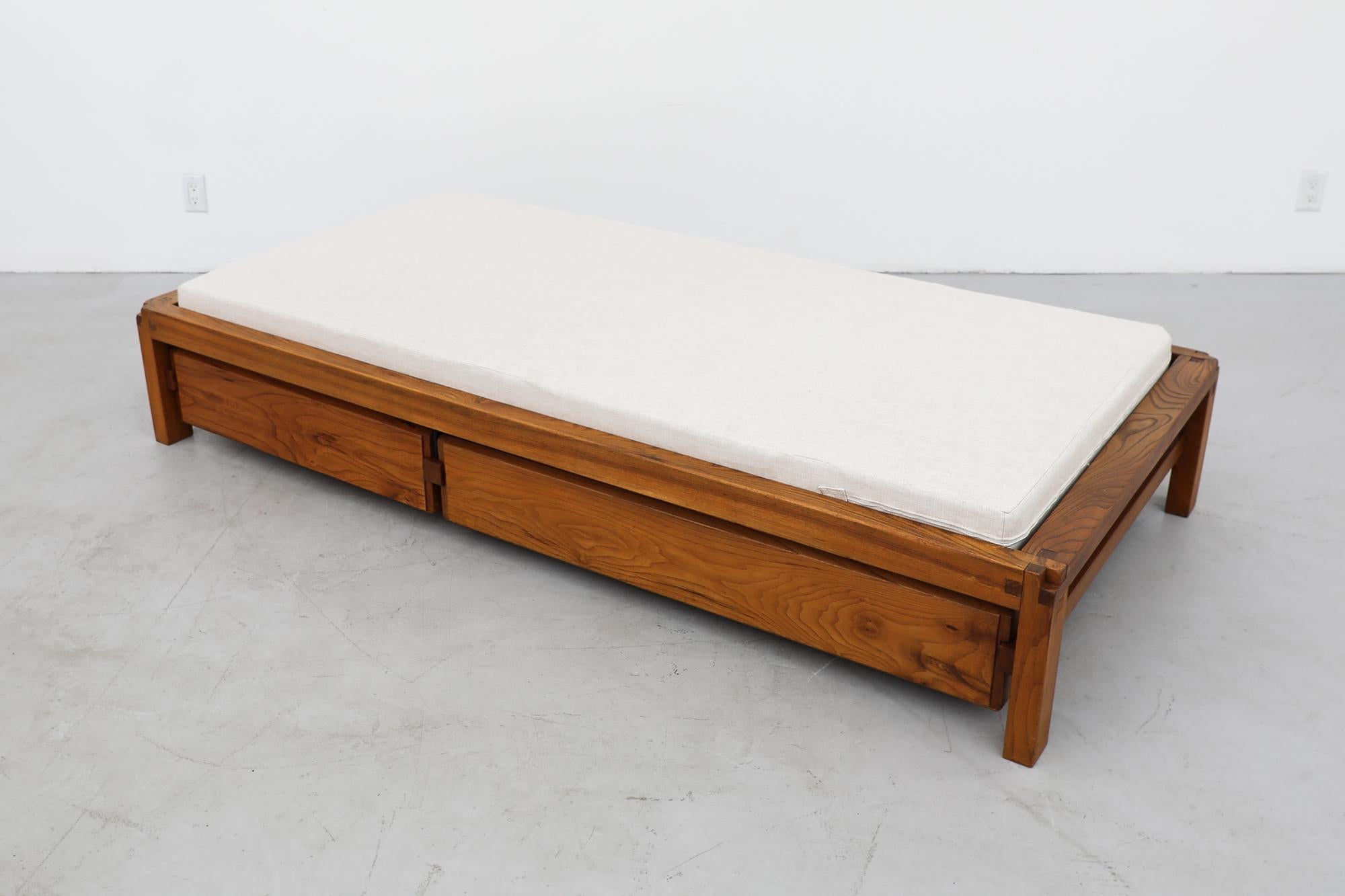 Pierre Chapo 'L03' Daybed in Elm with Storage & Newly Made Mattress, 1960s In Good Condition For Sale In Los Angeles, CA