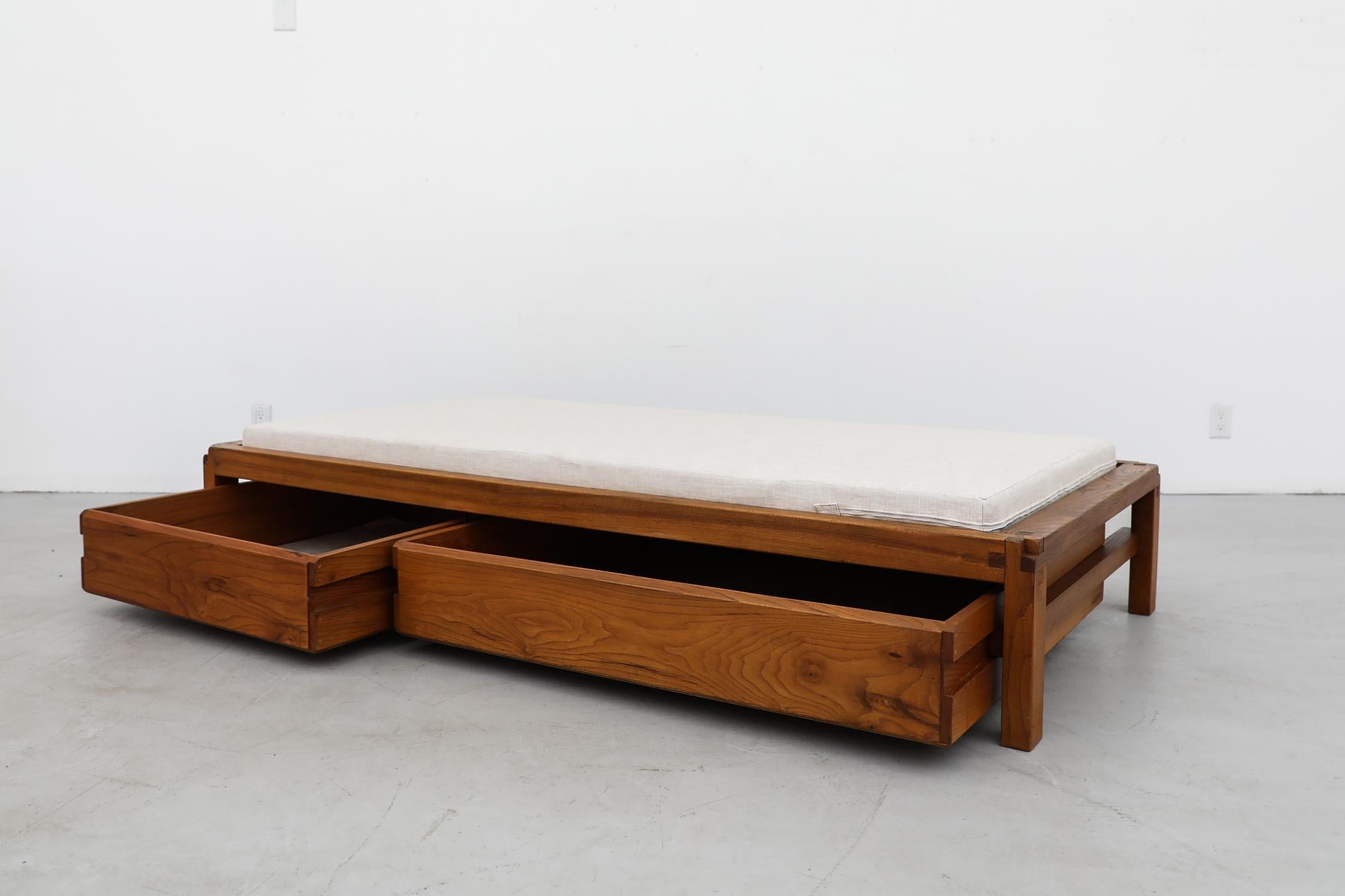 Pierre Chapo 'L03' Tagesbett aus Ulme mit Aufbewahrung und neu gefertigter Mattresse, 1960er Jahre (Mitte des 20. Jahrhunderts) im Angebot