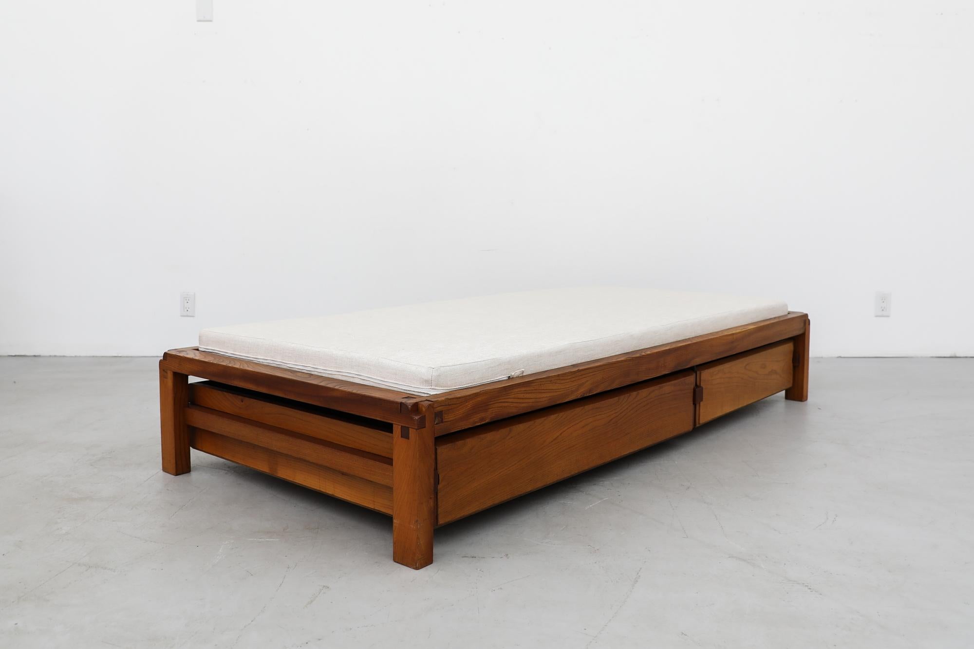 Pierre Chapo 'L03' Tagesbett aus Ulme mit Aufbewahrung und neu gefertigter Mattresse, 1960er Jahre im Angebot 1