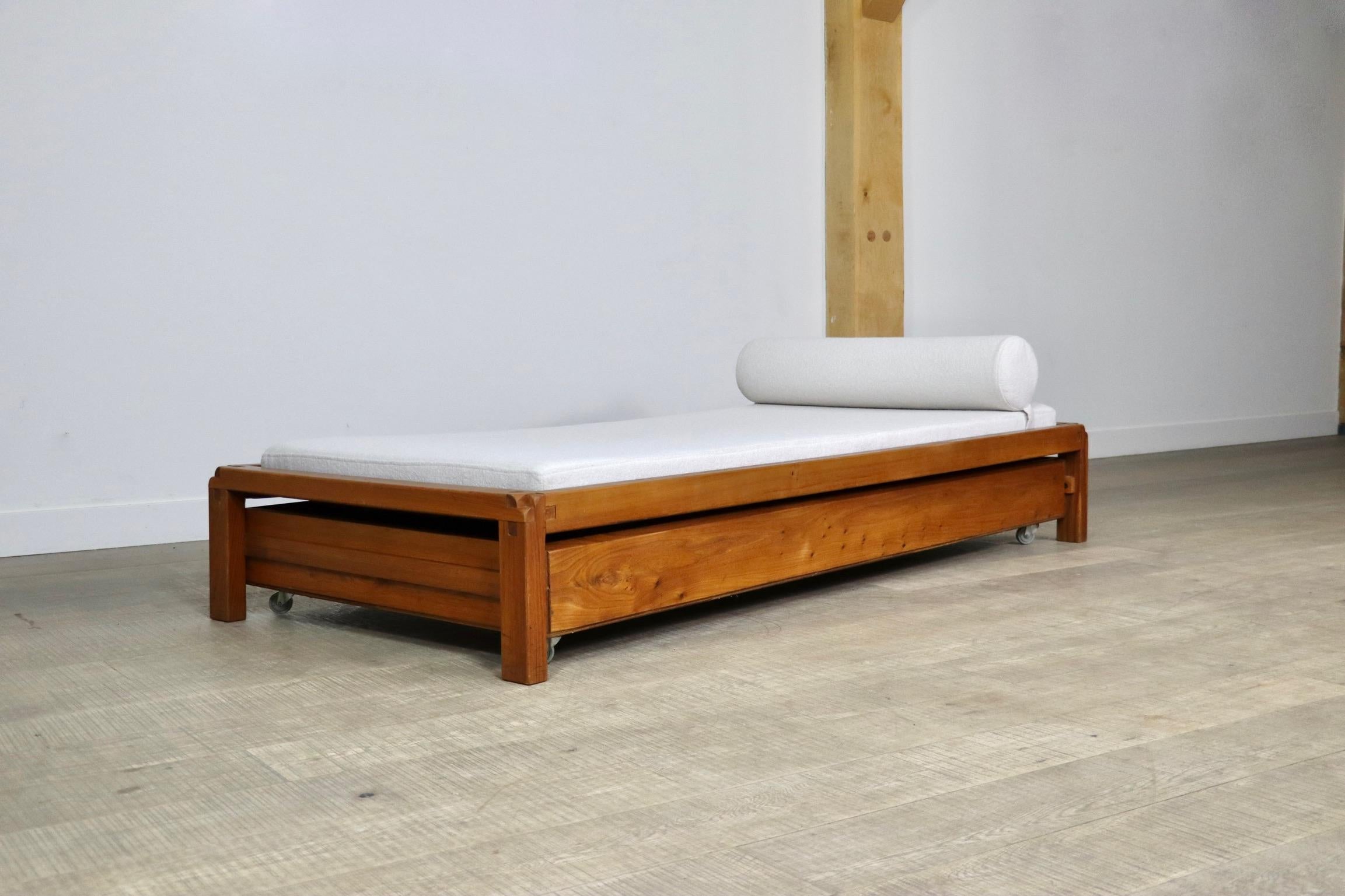 Stunning daybed model L03 in solid Elm-wood by the great French designer Pierre Chapo.

The breathtaking design with the iconic Chapo trademark wood joints which were created as a result of the pioneering 48 x 72 assembly ratio. With a newly