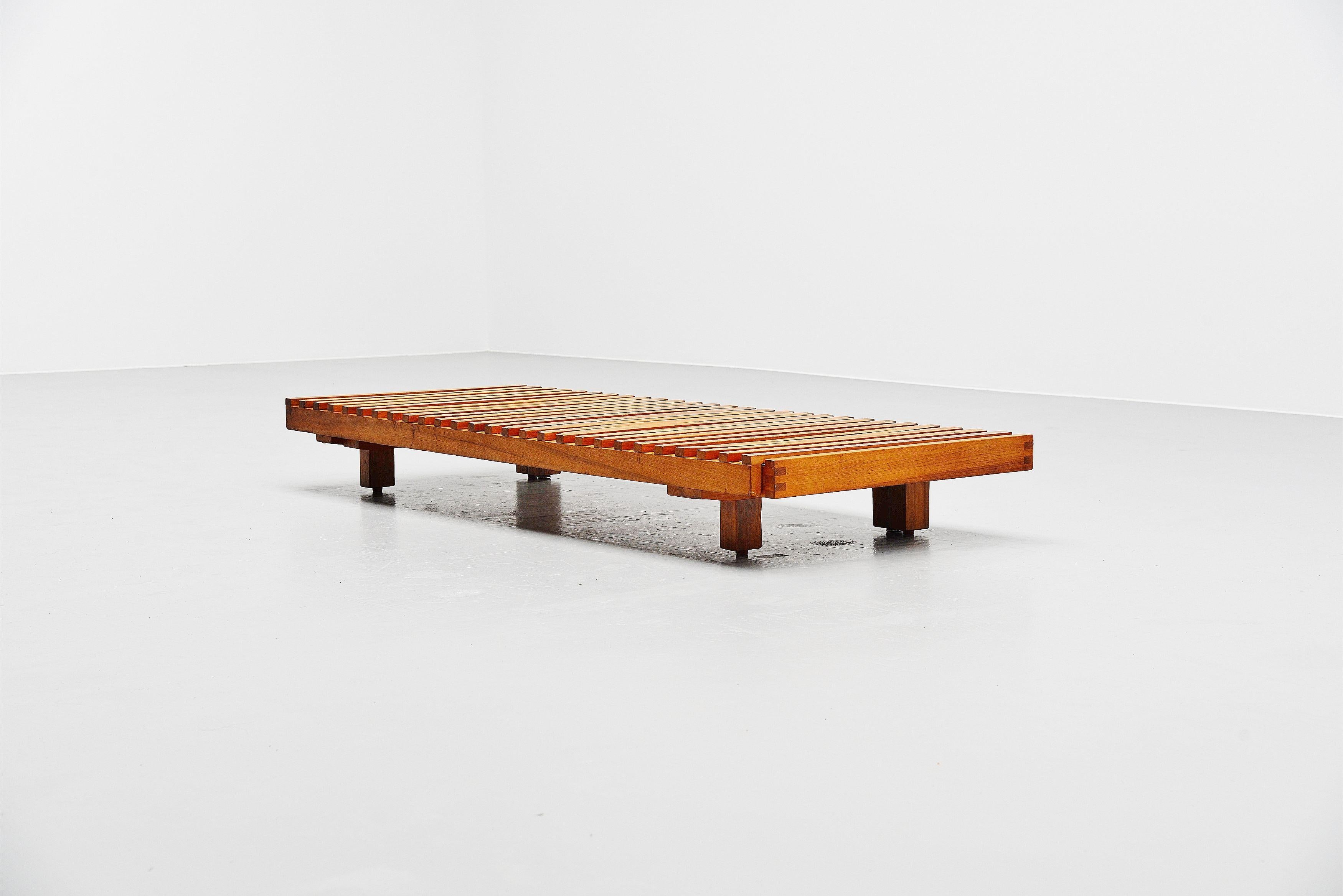 Pierre Chapo L07 Daybed in Solid Elm, France, 1963 In Good Condition In Roosendaal, Noord Brabant