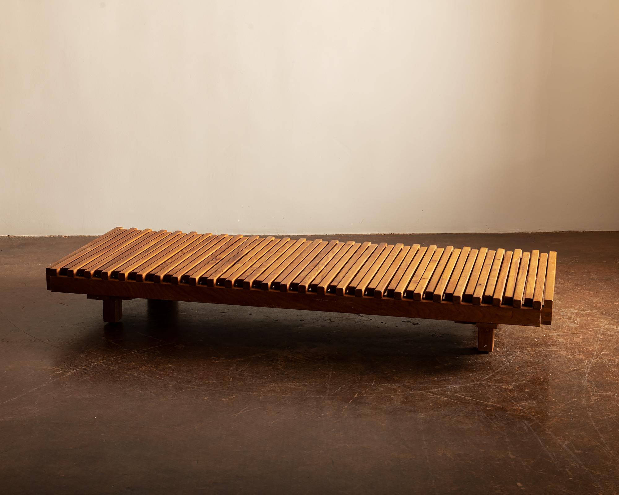 Pierre Chapo L07 Extendable Daybed or Coffee Table in Solid Elm, France, 1963 In Good Condition In Sylacauga, AL