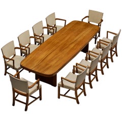 Grande table de salle à manger 'T20B' de Pierre Chapo et ensemble de dix chaises de salle à manger de Kaare Klint