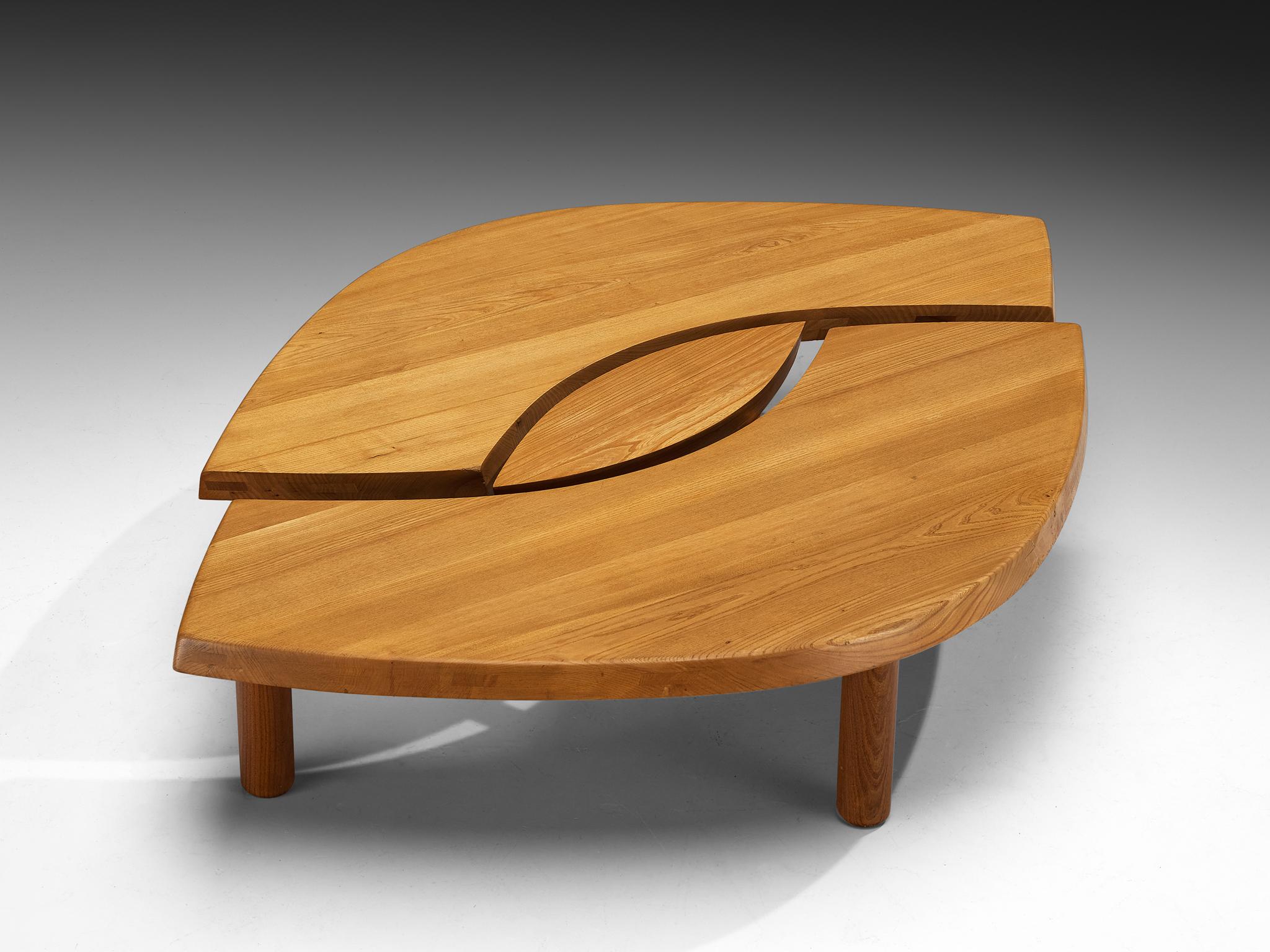Pierre Chapo, table basse, modèle T22C, orme, France, années 1970

Cette magnifique table de cocktail en forme d'œil est conçue par le designer et maître ébéniste français Pierre Chapo (1927-1987). Ce T22, ou L'Oeuil, est entièrement exécuté en
