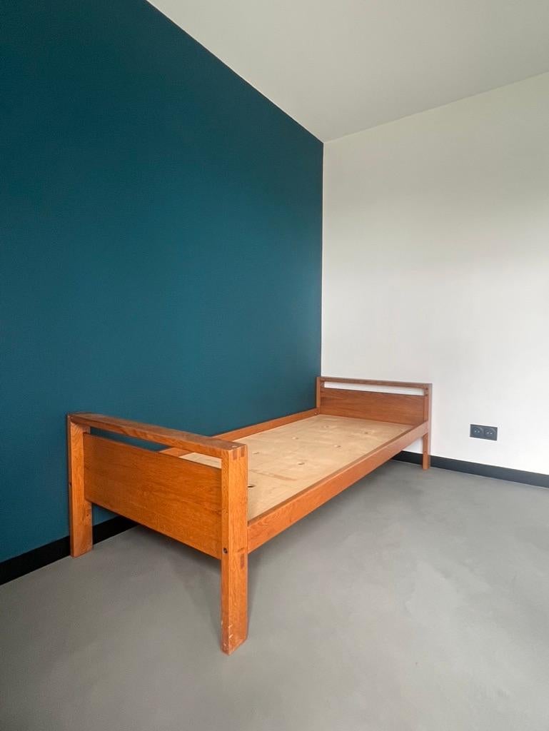 Bed or daybed model l06a in solid elm signed pierre chapo in the 60s. Composed of a solid elm structure with a very beautiful color typical of the designer's creations. Very nice assembly work, so particular and singular, which brings the refined