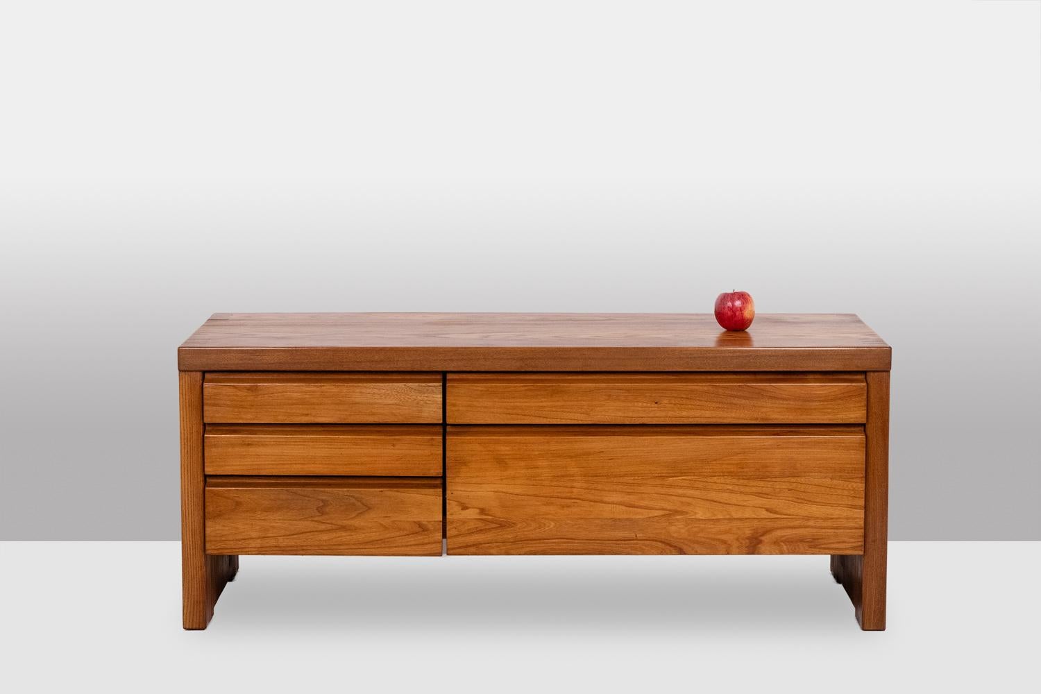 Pierre Chapo.

Low chest of drawers in natural blond elm, with 5 drawers.

French work realized circa 1970.

Dimensions: H 53 x W 130 x D 53 cm

Reference: LS64923507P