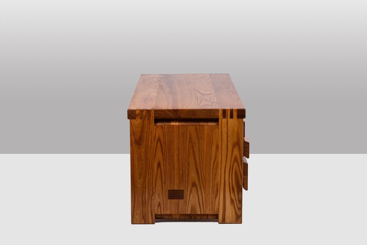 Pierre Chapo. Low chest of drawers in blond elm. Circa 1970. In Excellent Condition For Sale In Saint-Ouen, FR