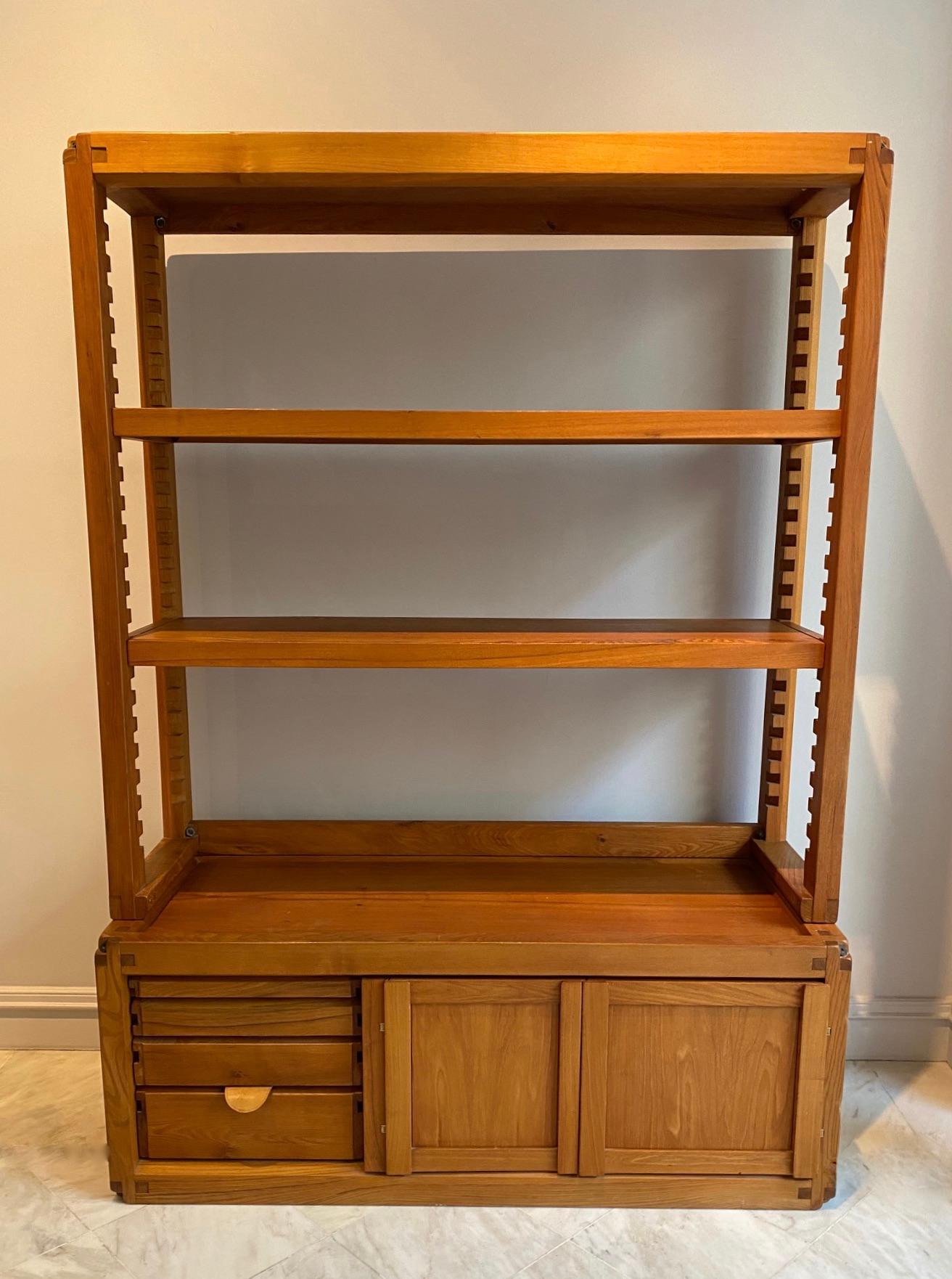 1960s solid elm French modern adjustable book- or showcase, reference B10 by Pierre Chapo.
Extremely well crafted (Shelves and cabinet can be separated).
The piece is equipped with 4 drawers and 3 shelves that you can adjust to your personal