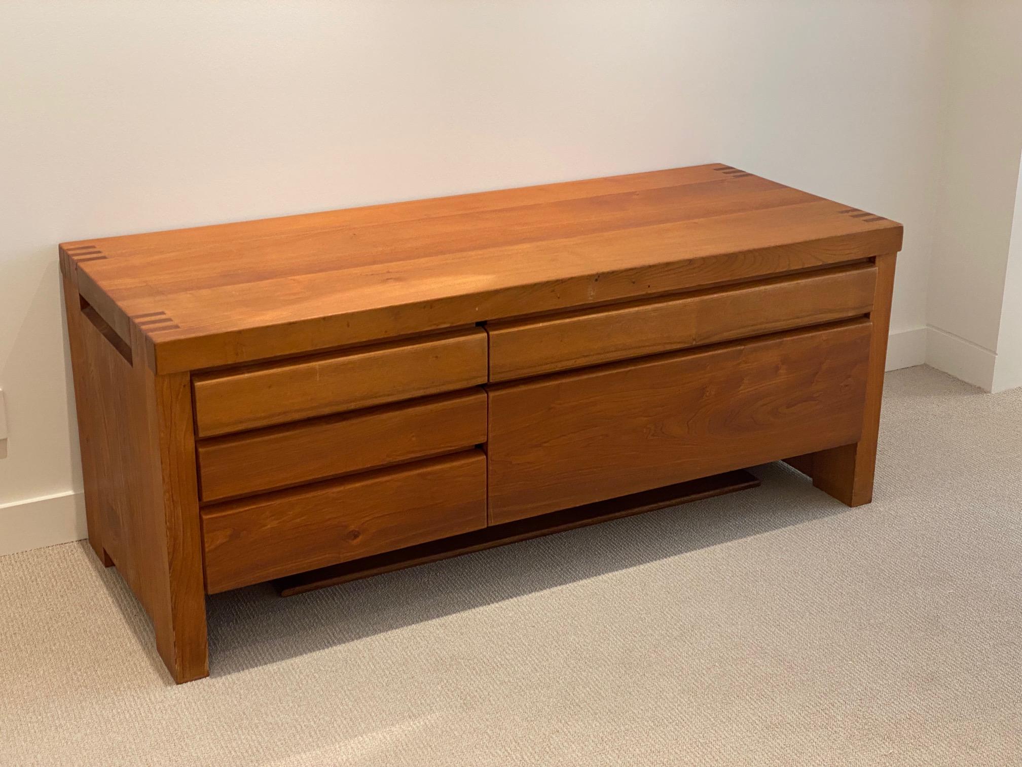 1960's solid elm French modern low commode reference B14 by Pierre Chapo (1927-1987).
Extremely well crafted, The piece is equipped with 5 drawers.