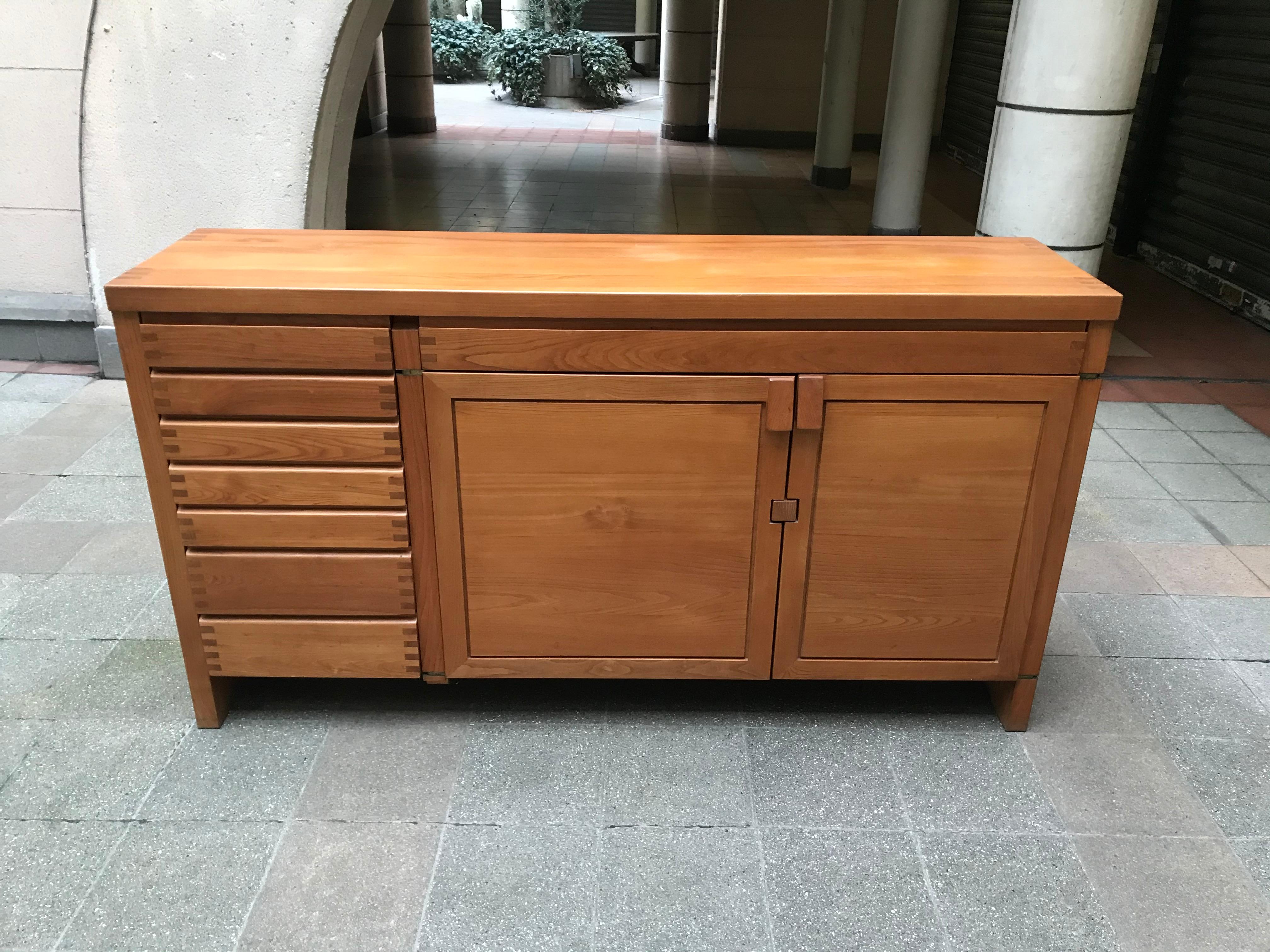 Pierre Chapo
Mythical buffet/ R13 enfilade
Solid elm/ brass fittings,
circa 1974
Measures: 183 x 100 x 46 cms
8 drawers
Perfect condition
6900 Euros.