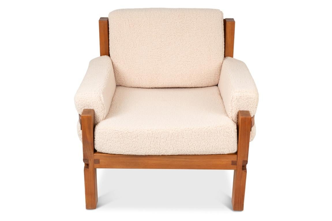 Pierre Chapo.

Pair of armchairs in natural blond elm and leather, seat upholstered in white looped fabric.

French work realised in the 1970s.

Dimensions: H 75 x W 85 x D 75 cm H seat 41 cm

Reference: LS6493B2809M