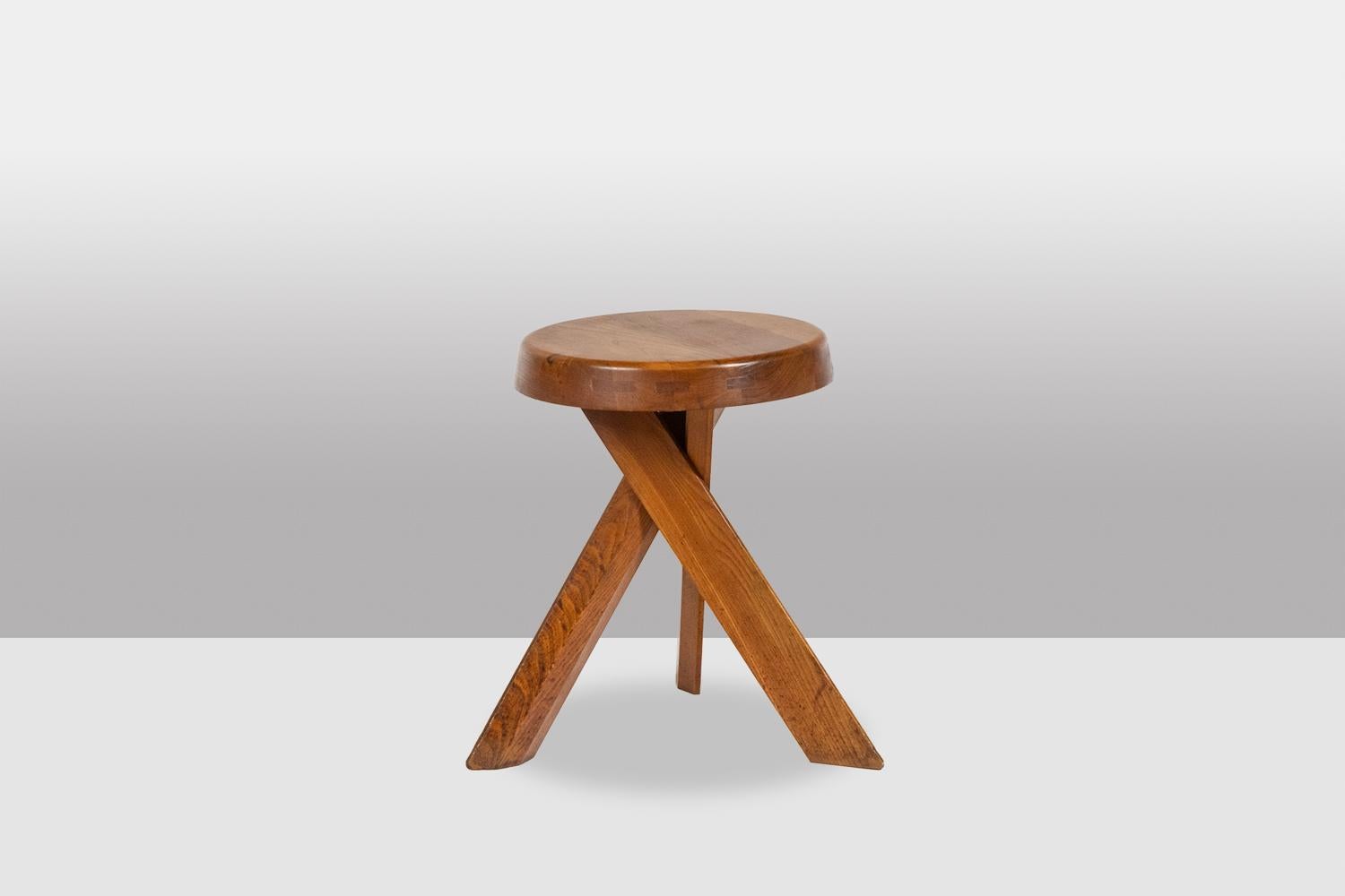 Pierre Chapo. Paar Ulmenhocker Modell S31A. Circa 1970. (Französisch)