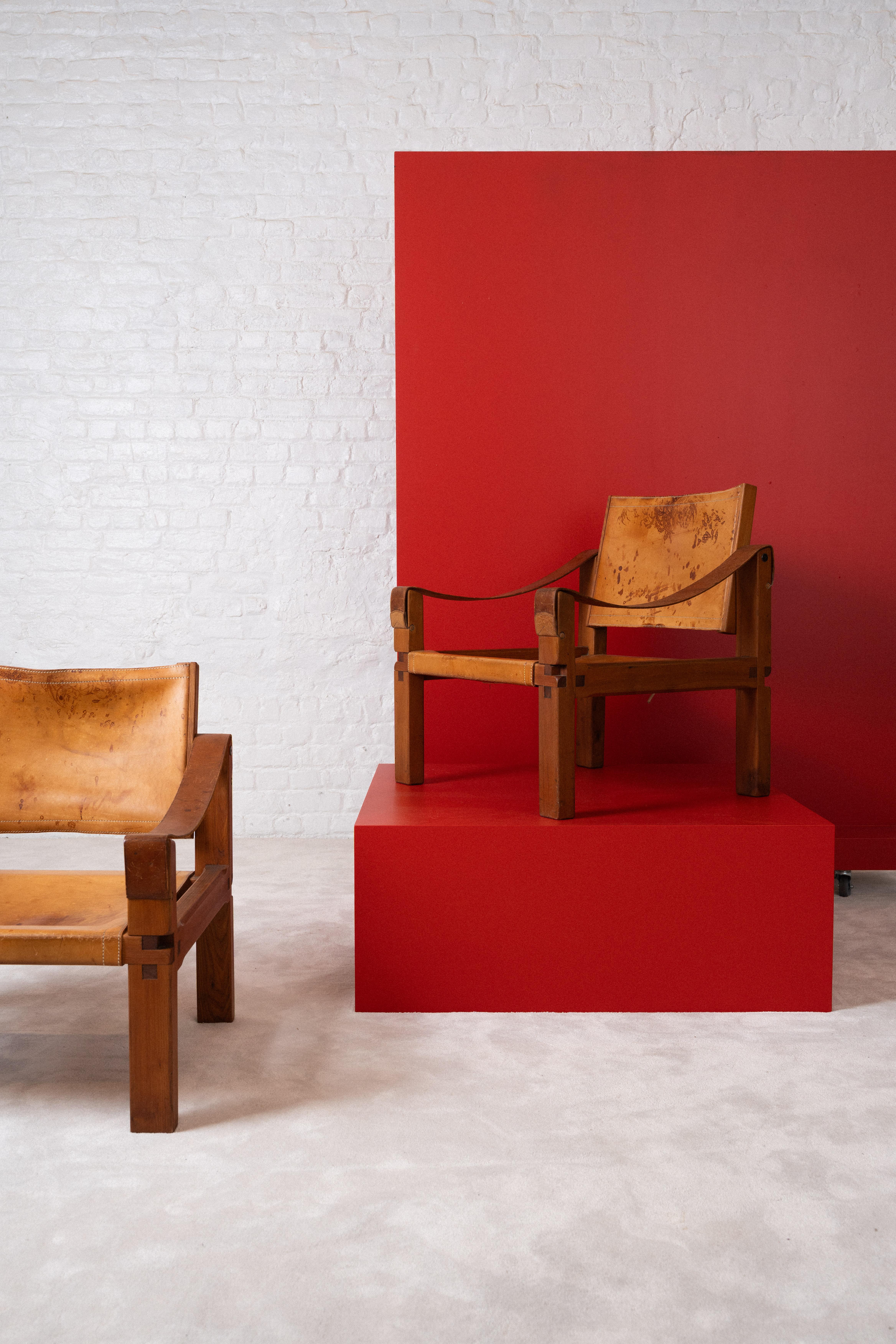 Pierre Chapo était un célèbre artisan et designer de meubles français. Il souhaitait initialement devenir peintre professionnel, mais après avoir rencontré un constructeur naval qui l'a initié aux métiers du bois, Chapo a changé d'orientation et a