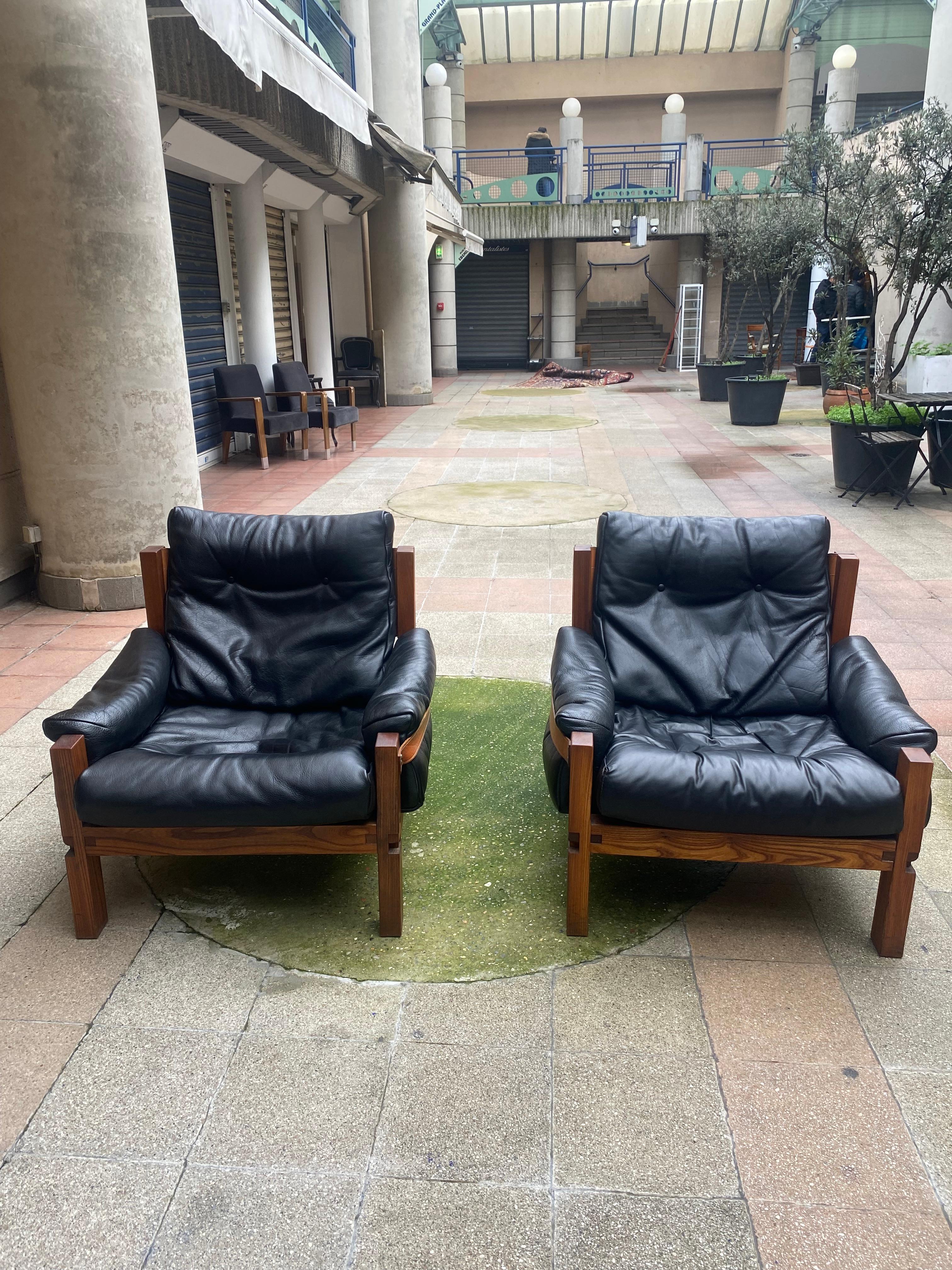 Pierre Chapo
Pair of S15 armchairs - Circa 1978
The structure is built in solid elm, the armrests, the seat and the back filled with foam are covered in superb grained black leather.
L 90 x D 85 x H 82 cms
In beautiful vintage condition