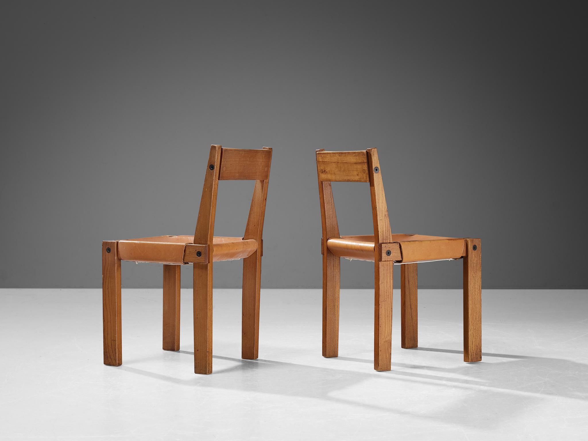 Pierre Chapo, ensemble de quatre chaises de salle à manger modèle 'S24', orme, cuir, France, circa 1967

Chaises de salle à manger en bois d'orme massif avec assise et dossier en cuir de selle, conçues par le designer français Pierre Chapo. Ces