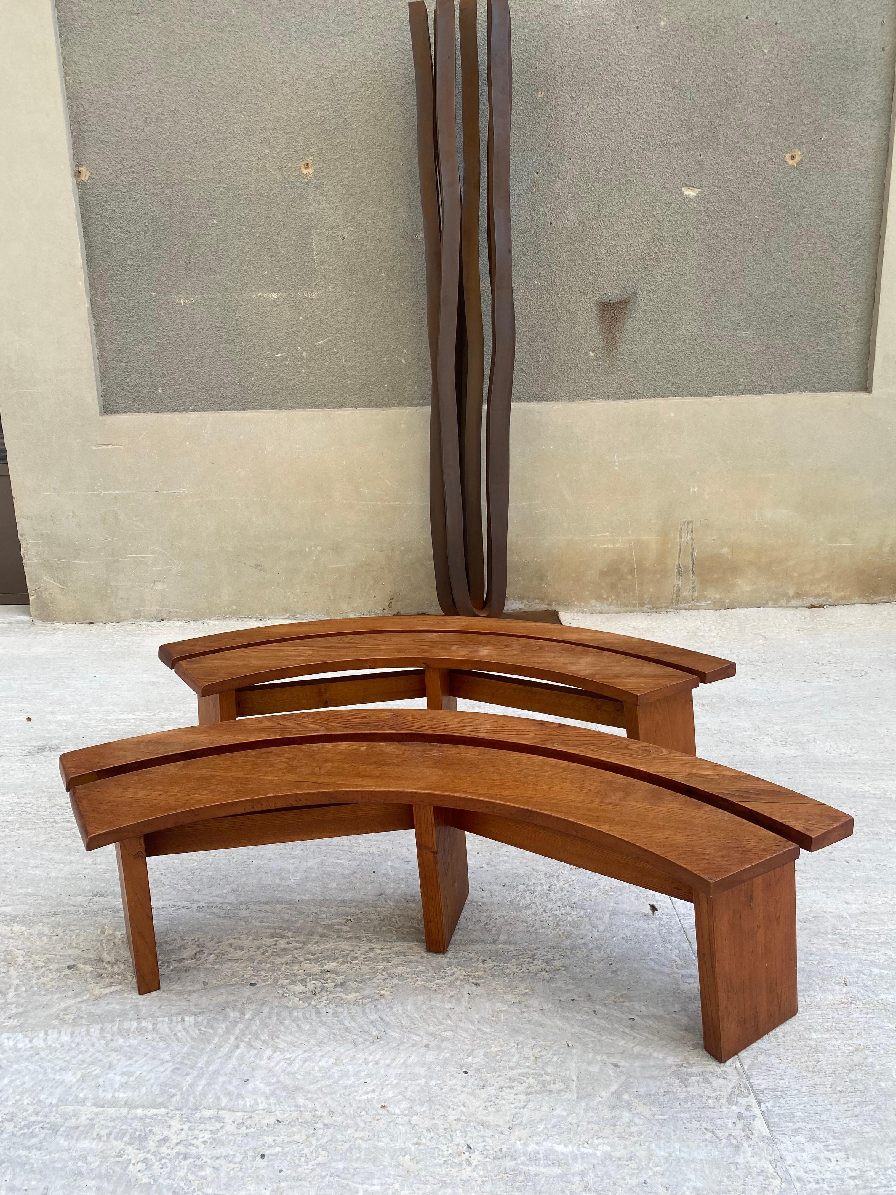 Pierre Chapo
Coppia di panchine S38 (design 1973)
Quarto di giro, sedile in due parti che poggia su una base tripla con supporto a croce 
Olmo massiccio 
Circa 1975
140 x h 44 x p 33 cm. 
9900 euro a coppia 