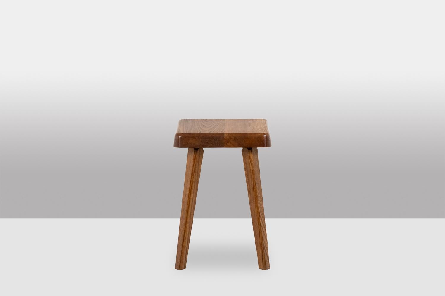 Pierre Chapo. Pareja de taburetes en olmo rubio natural. 1970s. en Excelente estado para la venta en Saint-Ouen, FR