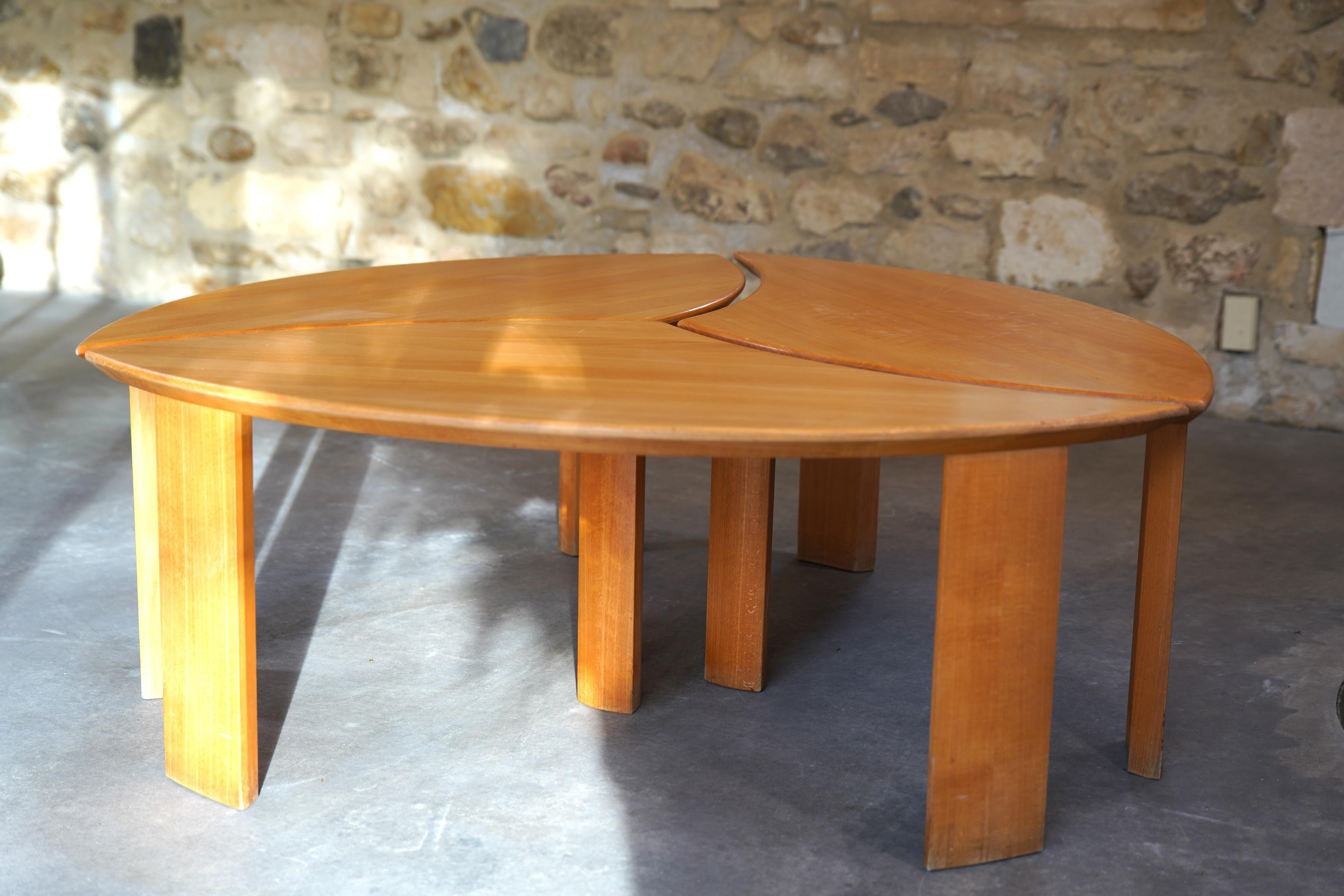 Made entirely of elm, this exceptionally rare 'petal' coffee table shows all the know-how of French Seltz cabinetmaking.

Active in the world of elitist cabinetmaking since 1930, Seltz unfortunately closed its doors in 2016, leaving behind a history