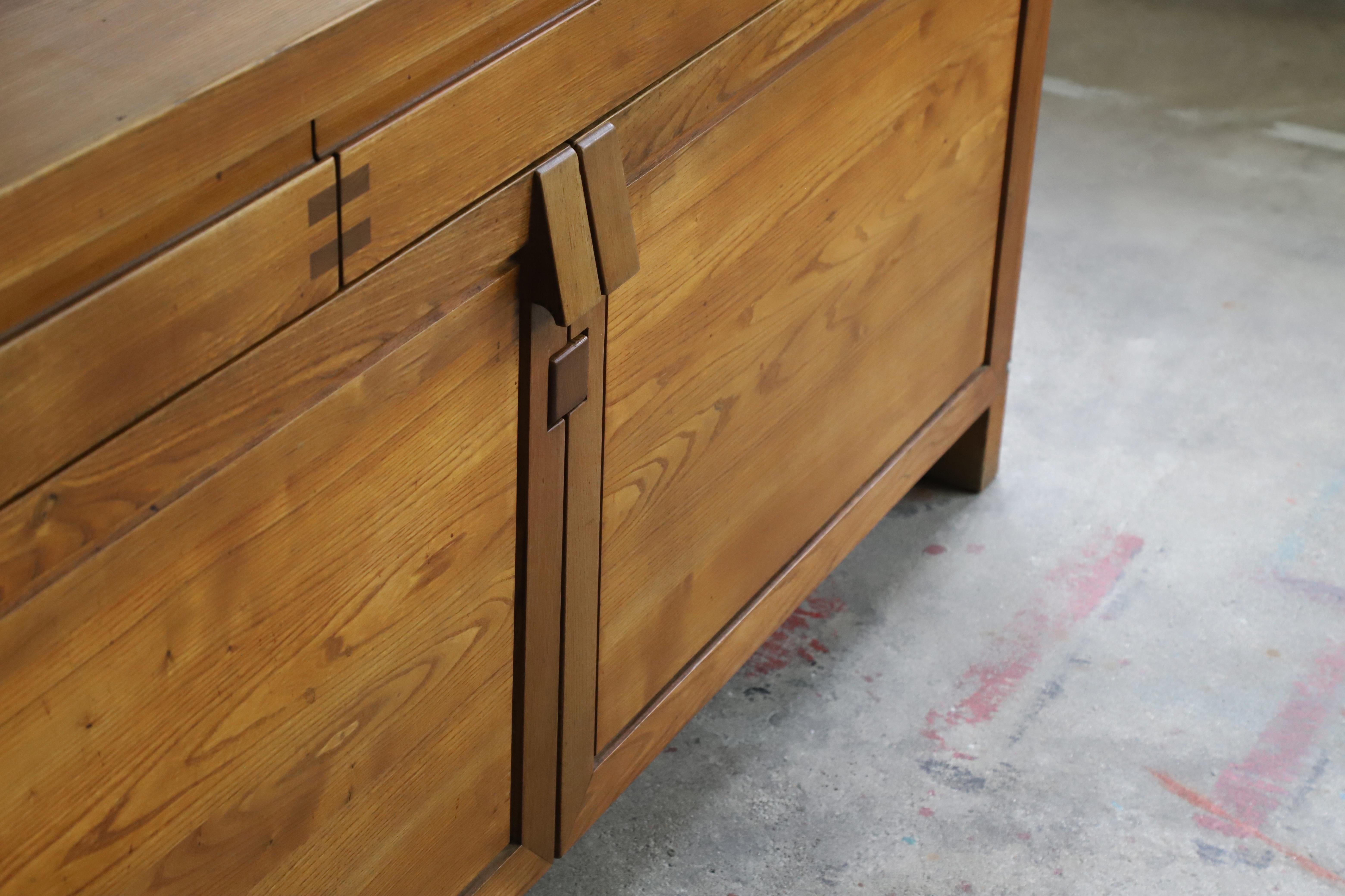 Pierre Chapo 'R08' sideboard in solid Elm, France 1970's Bon état - En vente à Sittard, LI