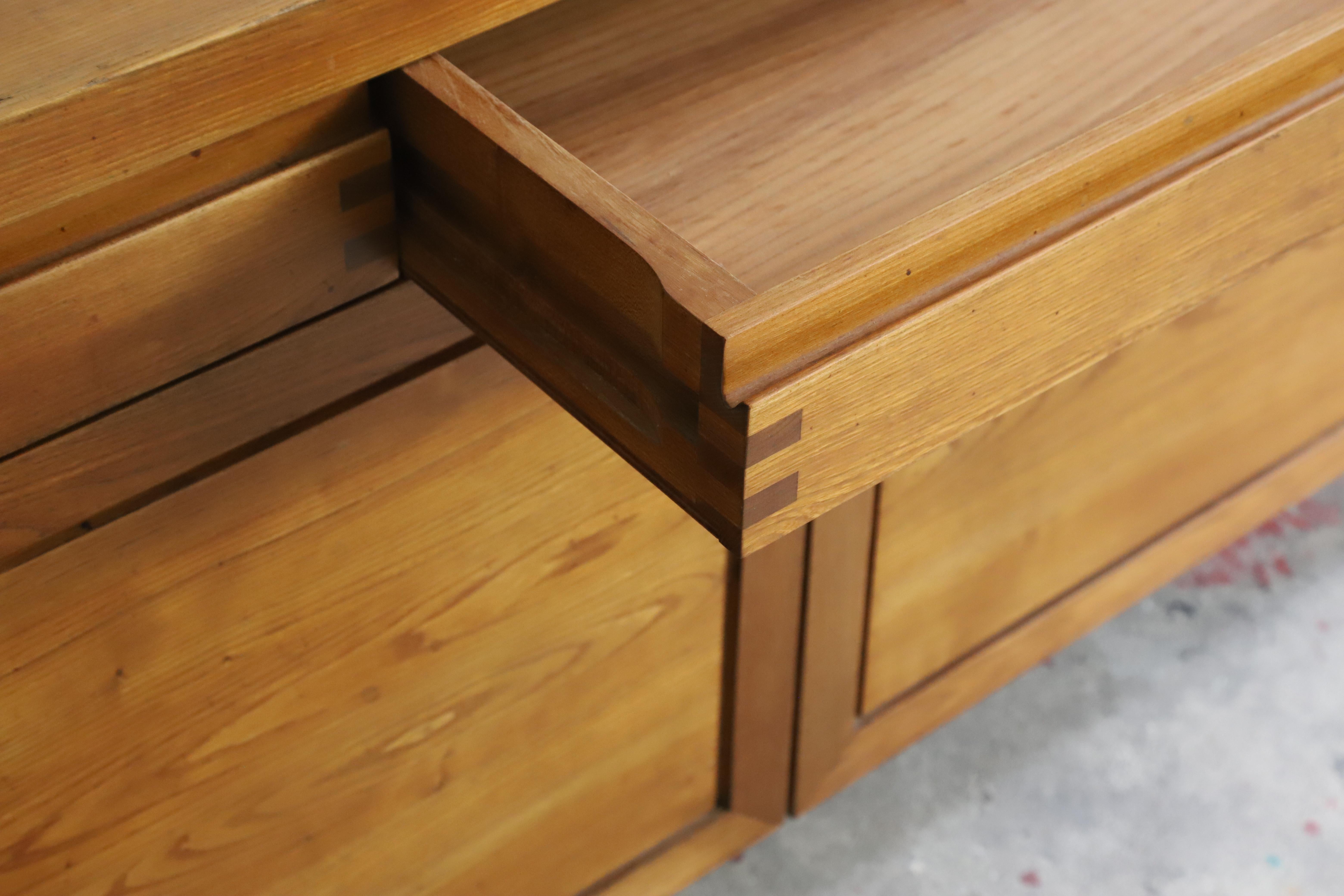 Laiton Pierre Chapo 'R08' sideboard in solid Elm, France 1970's en vente