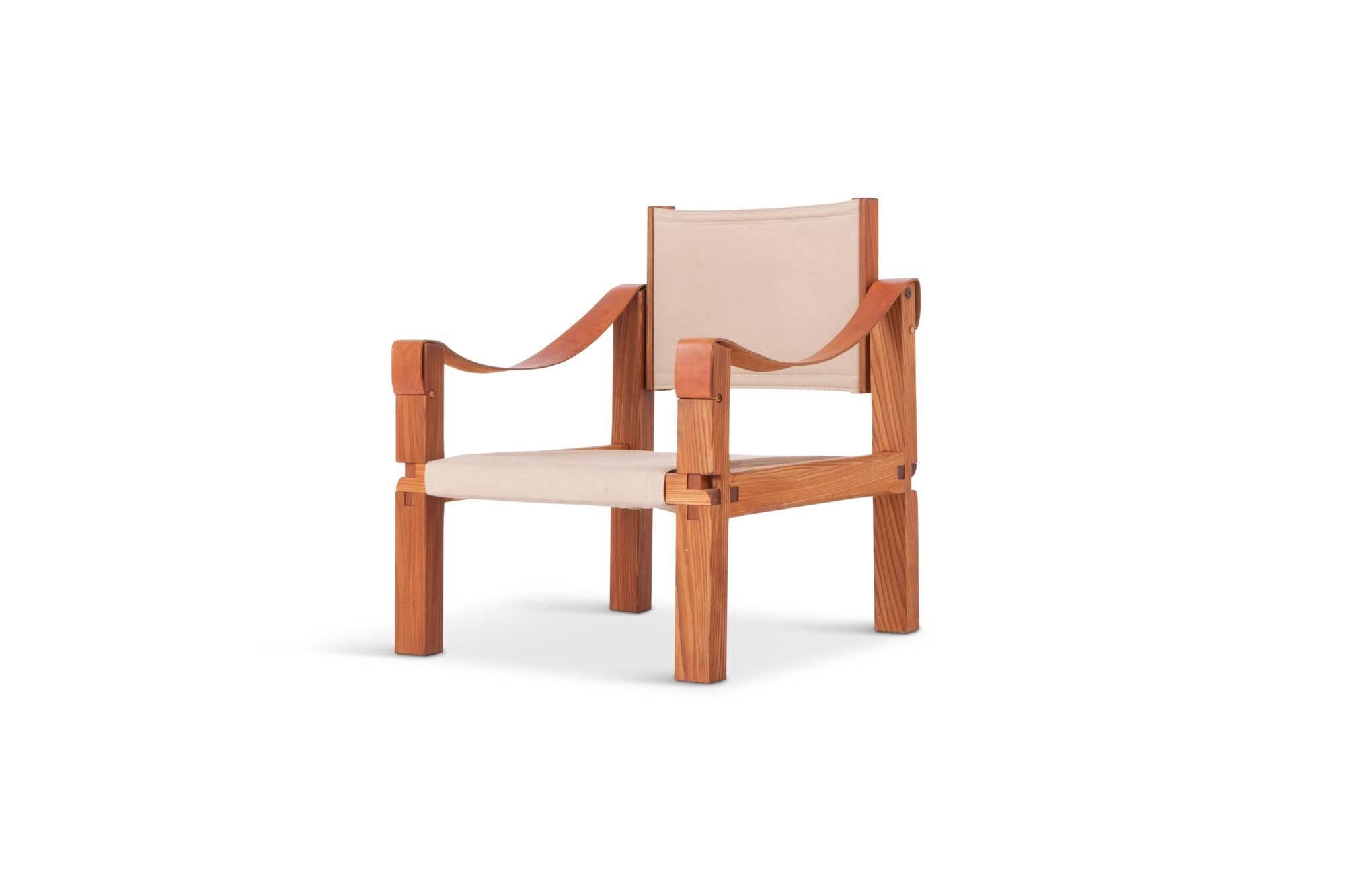 Set of two S10 arm / safari chairs in French Elm, combined with beautiful cognac leather
and linen to create a stunning contrast. The chairs (a reference to Le Corbusiers’s LC2 chairs)
where a big hit when the were presented to the public. They