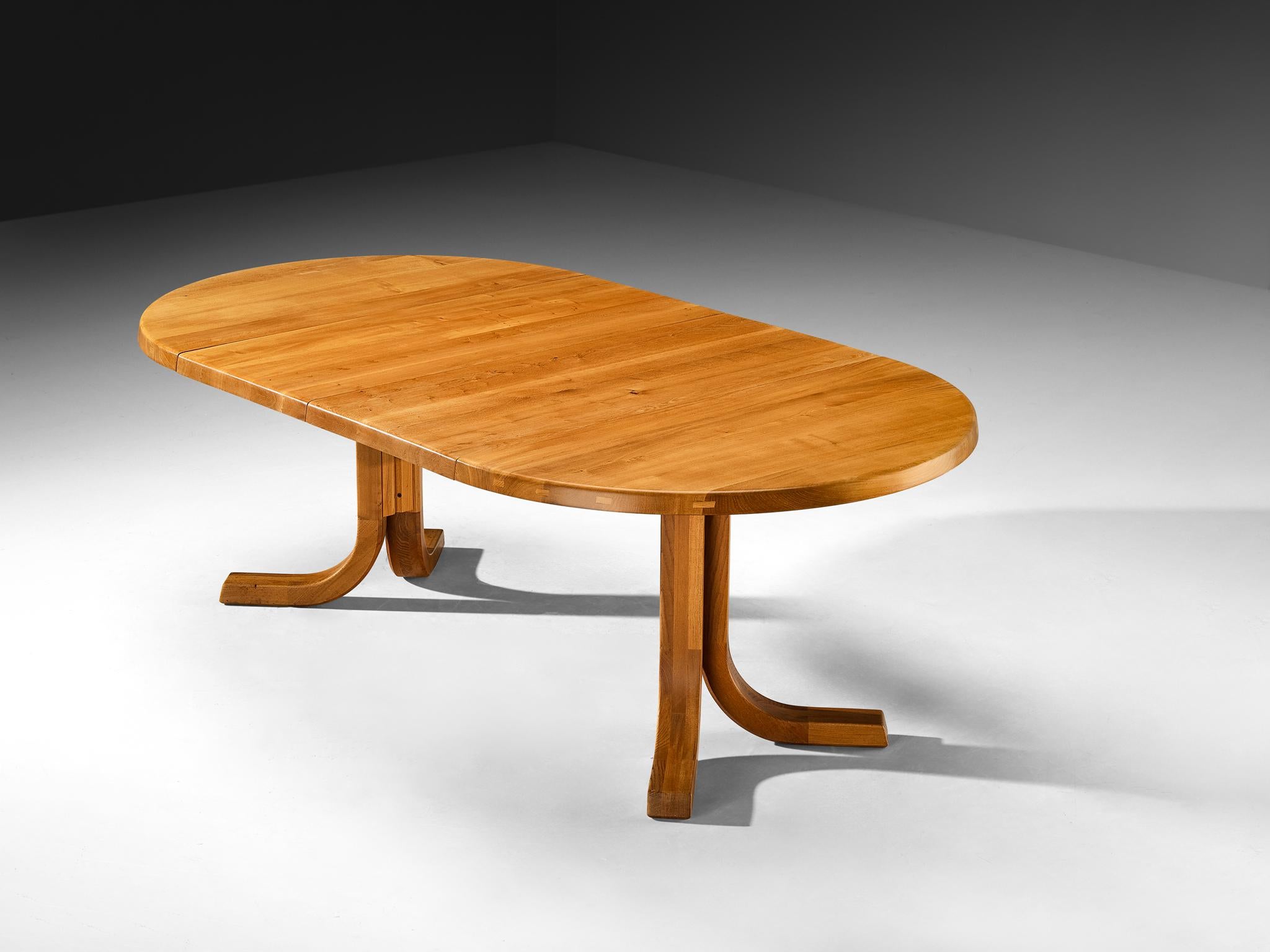 Pierre Chapo for Ebénisterie Seltz, round dining table model T 40 D , solid elm, France, 1970s

This is a Pierre Chapo model T 40 D table, designed in the 1970s and produced by Seltz. The table is crafted from elm wood, showcasing Chapo's signature