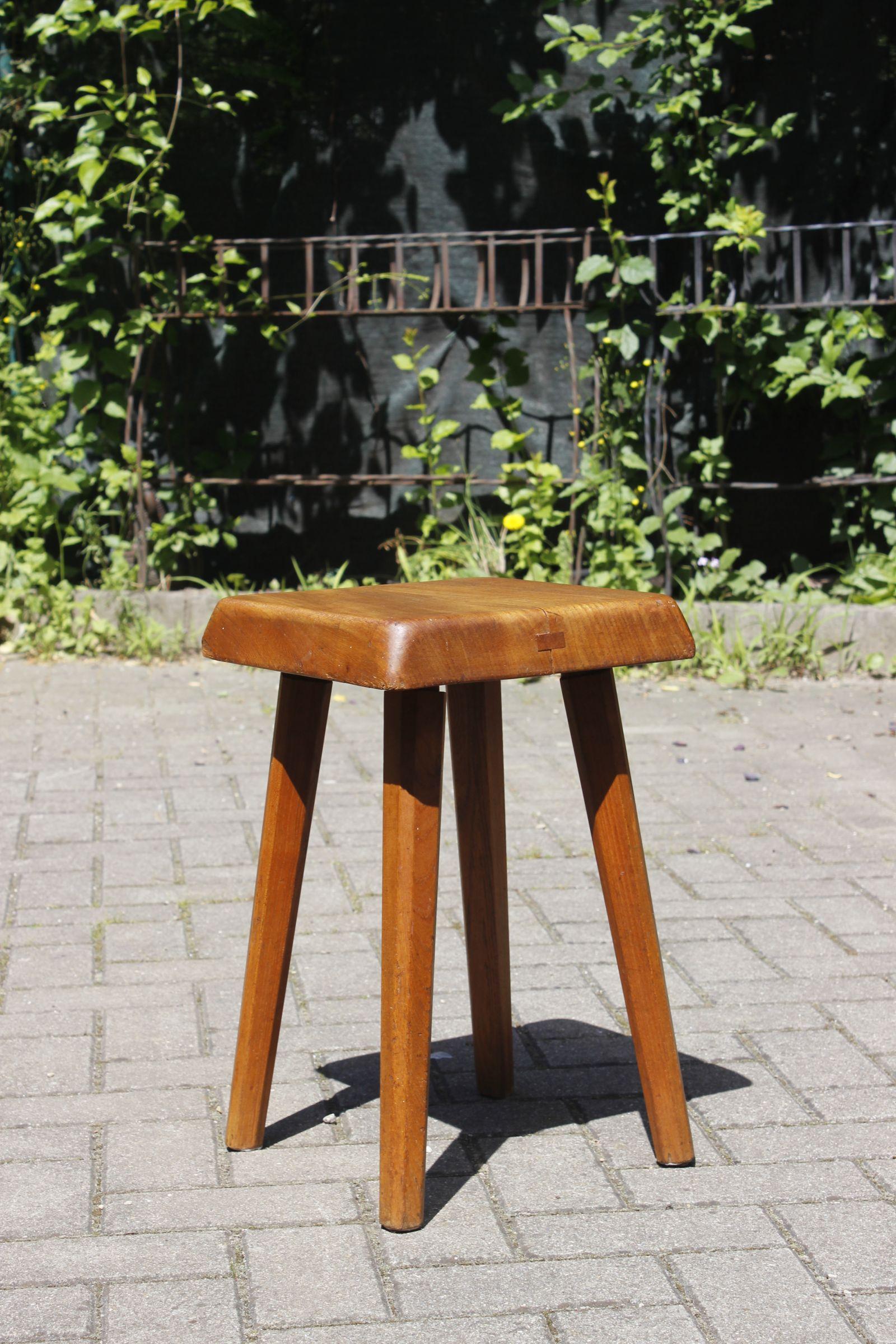 Rare Pierre Chapo stool in solid elm model S01 from the 60s, these early Chapo production pieces are recognizable by their central joint.

In good condition, with some wear to the lower edge of the corners, and a small loss due to a brittle knot in