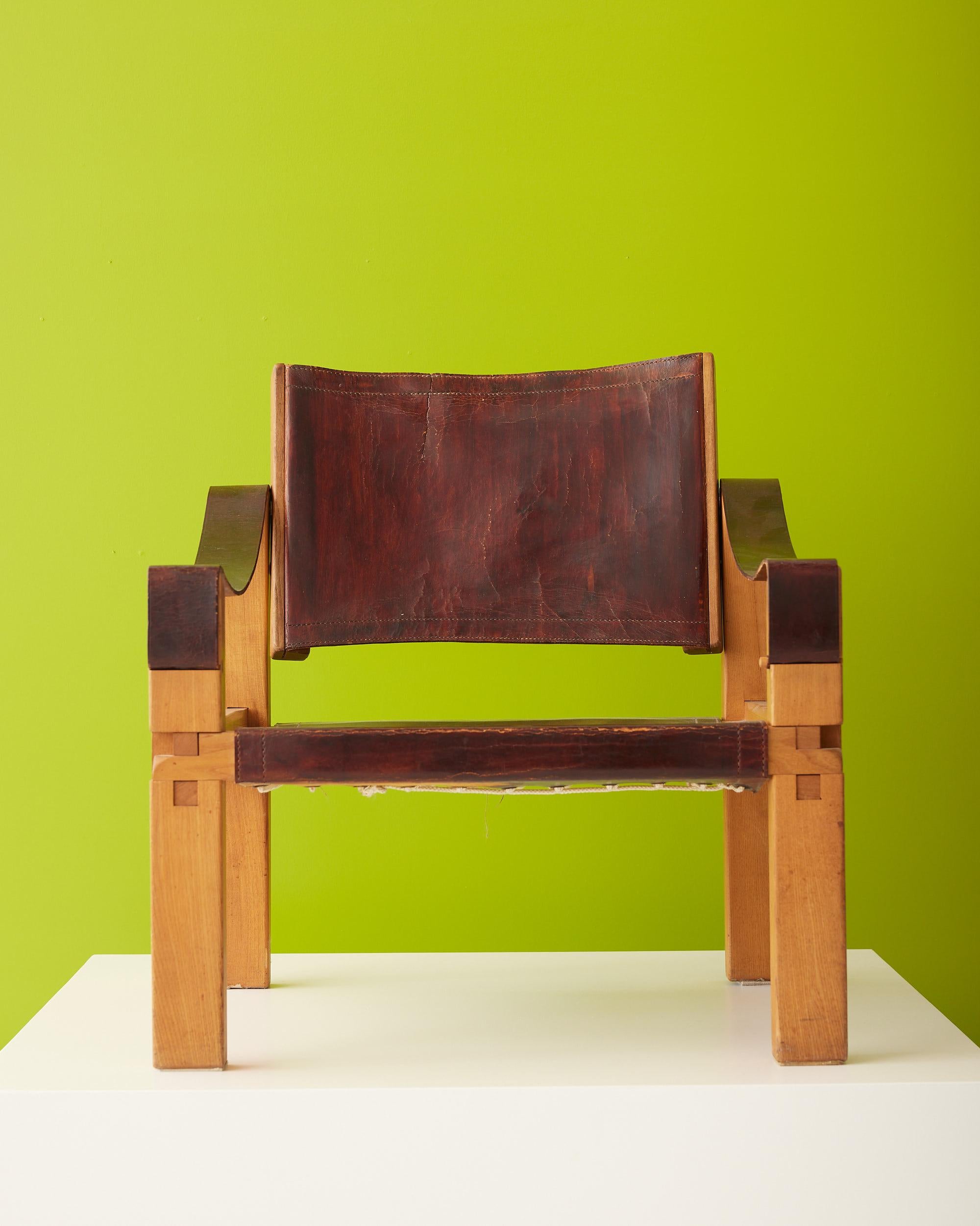 Pierre Chapo war ein bekannter französischer Möbeldesigner und Kunsthandwerker. Ursprünglich wollte er Berufsmaler werden, doch nach der Begegnung mit einem Schiffsbauer, der ihn in das Holzhandwerk einführte, änderte Chapo seinen Schwerpunkt und