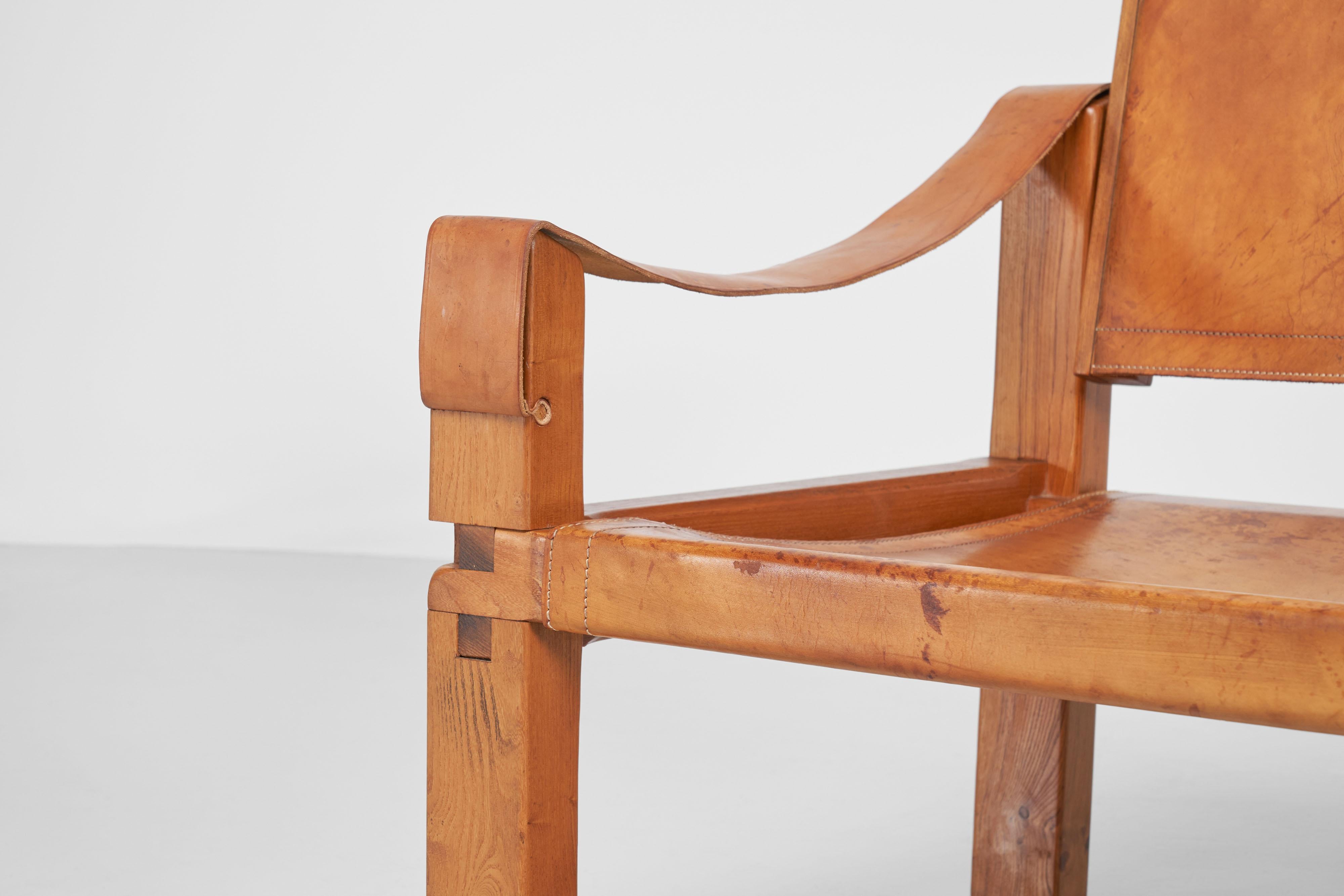 Fantastique modèle original de chaise longue S10 conçue par Pierre Chapo et fabriquée dans son propre atelier à Gordes, France 1964. Cette chaise a un cadre en orme massif dont la structure exquise et détaillée est affinée par les assemblages à